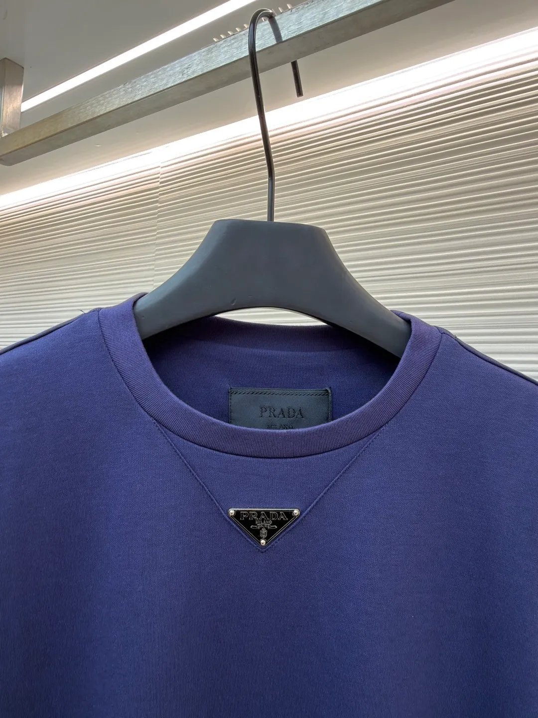 Prada chest triangle logo short sleeves ●Original version: 8000 purchase and development ●Item number: 1682429-A00 ●Fabric: cotton fabric ●Technology: infrared positioning production ●Color: blue ●Version: fitted version ●Weight: about 310 grams ●Size: S-M-L-XL ●Description: Customized mercerized hydrogen and oxygen liquid ammonia double-sided satin, breathable and refreshing, comfortable and skin-friendly. The iconic Prada triangle logo embellishes the chest to highlight the brand charm. The unique design of splicing the triangle area of the neckline creates a full sense of layering. It shocks your vision with a minimalist design and highlights luxury in a low-key manner. The infrared positioning of the "Prada triangle mark" is made using an imported special machine to make the position more precise and firm. Manual point splicing of the triangular area is carried out with the triangular fabric through precise point selection to ensure that the triangular area is uniformly positioned. The fabrics have been washed and have a better hand feel and texture. It is not easy to deform, shrink or fade, and maintains long-term beauty. The overall wiring is straight and delicate, the fabric is comfortable and soft, and the color is consistent without color difference. It can be matched with the same style to create a fashionable look and control various occasions. Customized accessories, complete with three standards, same style for men and women!