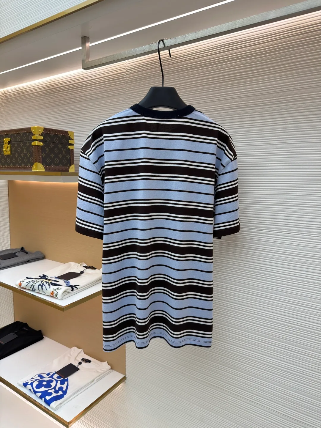 Prada striped pocket short sleeves ●Original version: Purchased and developed at 9650 ●Item number: 1682384-A00 ●Material: exclusive striped fabric ●Technology: fabric washed and made ●Color: blue, white and brown ●Version: fitted version ●Weight: about 175 grams ●Size: 36-38-40-42 ●Description: Customized precision 60 double-strand exclusive striped fabric, delicate and soft, comfortable and close to the skin, a touch of sky blue quietly blooms Dynamic and energetic, fresh and elegant, the breast pocket is decorated with the brand logo as the finishing touch, highlighting the brand identity symbol. The stripe element is like a smart musical note. When the stripes become a flowing sea, every inch of sky blue is a gentle deconstruction of order. The beauty of layers is all in the strips, ergonomic three-dimensional tailoring. Return to traditional craftsmanship through segmentation, folding, shrinking and stretching techniques. The so-called slow work produces fine work, which is the respect for materials and the pursuit of feel. Complex workmanship, tedious and slow aging. Manual infrared line drawing pockets use infrared technology as an aid to achieve precise positioning and marking of pocket positions, while retaining the precision and flexibility of hand sewing. The fabrics have been washed to give them a better feel and texture. They are not easy to deform, shrink or fade, and maintain their long-lasting beauty. The overall wiring is straight and delicate, the fabric is comfortable and soft, and the color is consistent without color difference. It can be matched with the same style to create a fashionable look and control various occasions. Customized accessories, complete with three standards, same style for men and women!