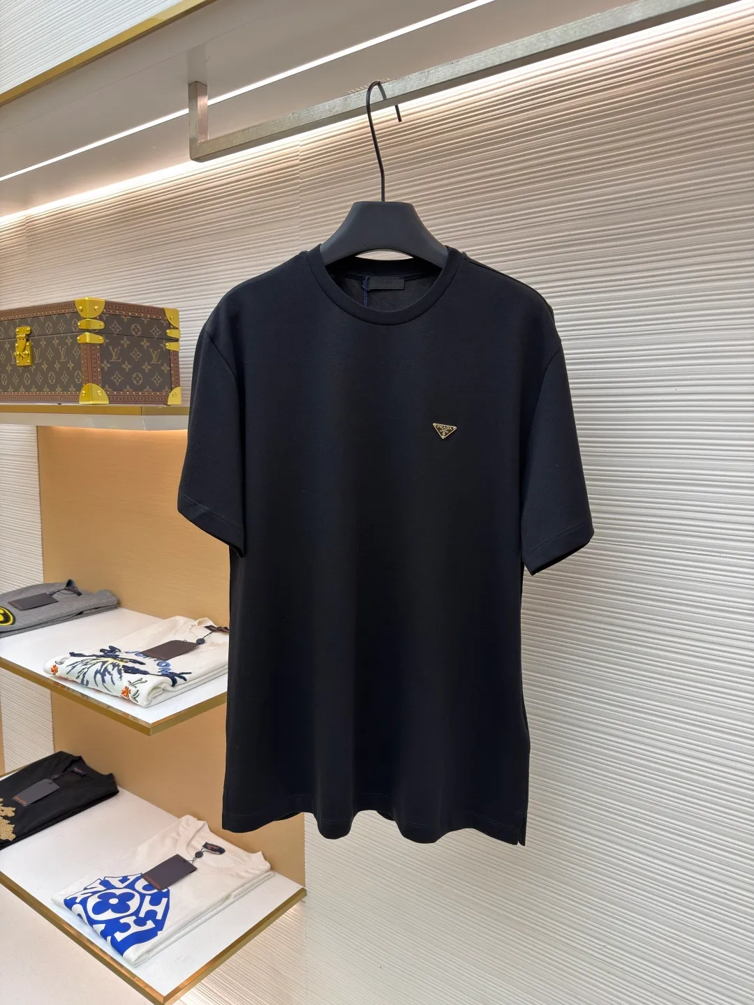 Prada triangle logo short sleeves ●Original version: Purchased and developed at 8650 ●Item number: 1682435-X90 ●Fabric: Protein twin woven fabric ●Technology: Infrared positioning production ●Color: Black ●Version: Fitted version ●Weight: about 225 grams ●Size: S-M-L-XL ●Description: Customized ammonia silk protein twin woven Breathable and refreshing Comfortable and skin-friendly White and flawless tone Pure and elegant The iconic Prada triangle logo is embellished on the chest, highlighting the brand's charm. Hidden in the public and visible to the wise, it is the ultimate form of modern luxury. Wearing a white T-shirt is a walking minimalist art. The infrared positioning of the "Prada triangle mark" using imported special machines is more accurate. It is firm and strong. The fabrics have been washed and have a better hand feel. It is not easy to deform, shrink or fade, and maintains long-term beauty. The overall wiring is straight and delicate, the fabric is comfortable and soft, and the color is consistent without color difference. It can be matched with the same style to create a fashionable look and control various occasions. Customized accessories, complete with three standards, same style for men and women!