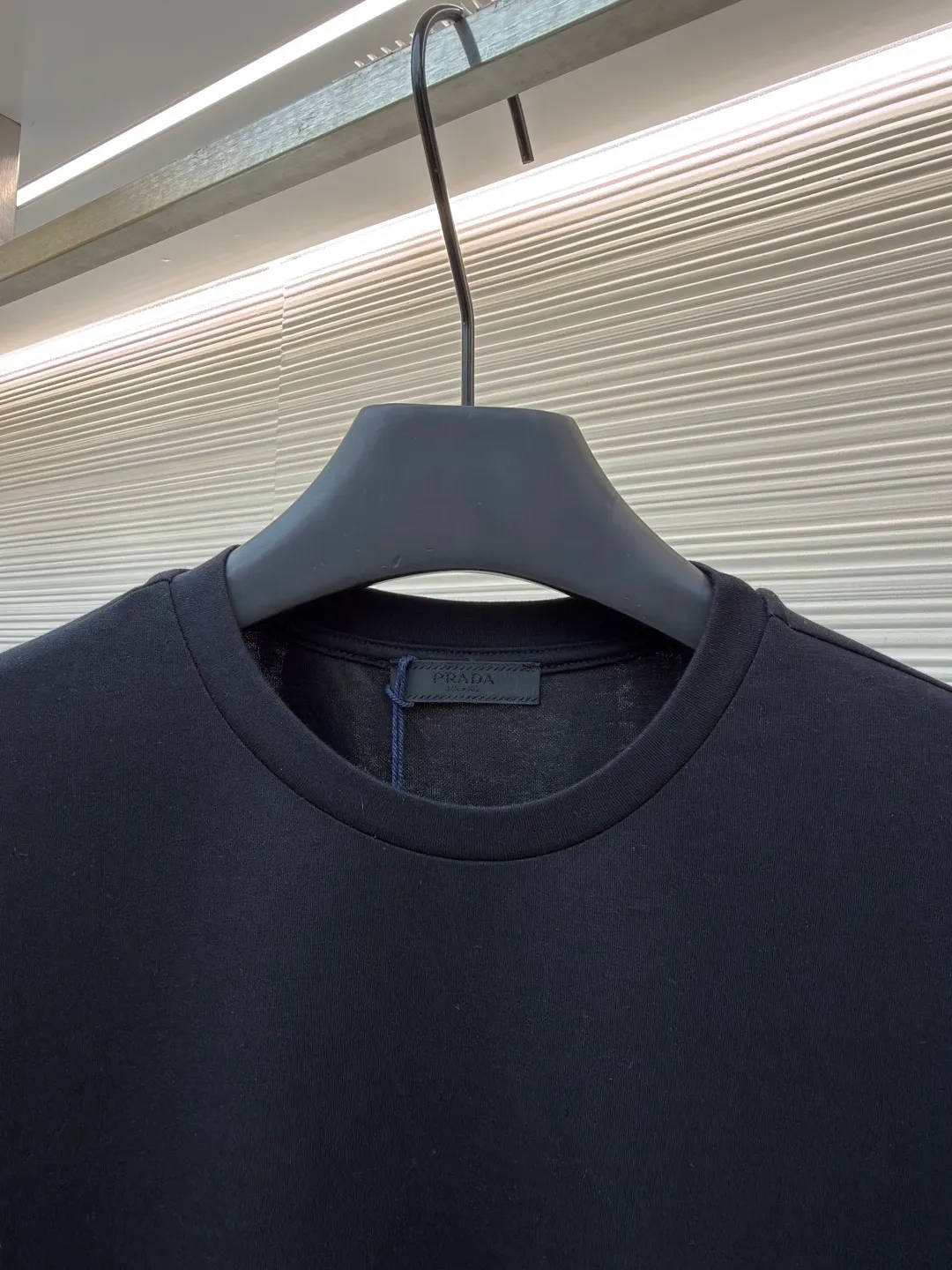 Prada triangle logo short sleeves ●Original version: Purchased and developed at 8650 ●Item number: 1682435-X90 ●Fabric: Protein twin woven fabric ●Technology: Infrared positioning production ●Color: Black ●Version: Fitted version ●Weight: about 225 grams ●Size: S-M-L-XL ●Description: Customized ammonia silk protein twin woven Breathable and refreshing Comfortable and skin-friendly White and flawless tone Pure and elegant The iconic Prada triangle logo is embellished on the chest, highlighting the brand's charm. Hidden in the public and visible to the wise, it is the ultimate form of modern luxury. Wearing a white T-shirt is a walking minimalist art. The infrared positioning of the "Prada triangle mark" using imported special machines is more accurate. It is firm and strong. The fabrics have been washed and have a better hand feel. It is not easy to deform, shrink or fade, and maintains long-term beauty. The overall wiring is straight and delicate, the fabric is comfortable and soft, and the color is consistent without color difference. It can be matched with the same style to create a fashionable look and control various occasions. Customized accessories, complete with three standards, same style for men and women!