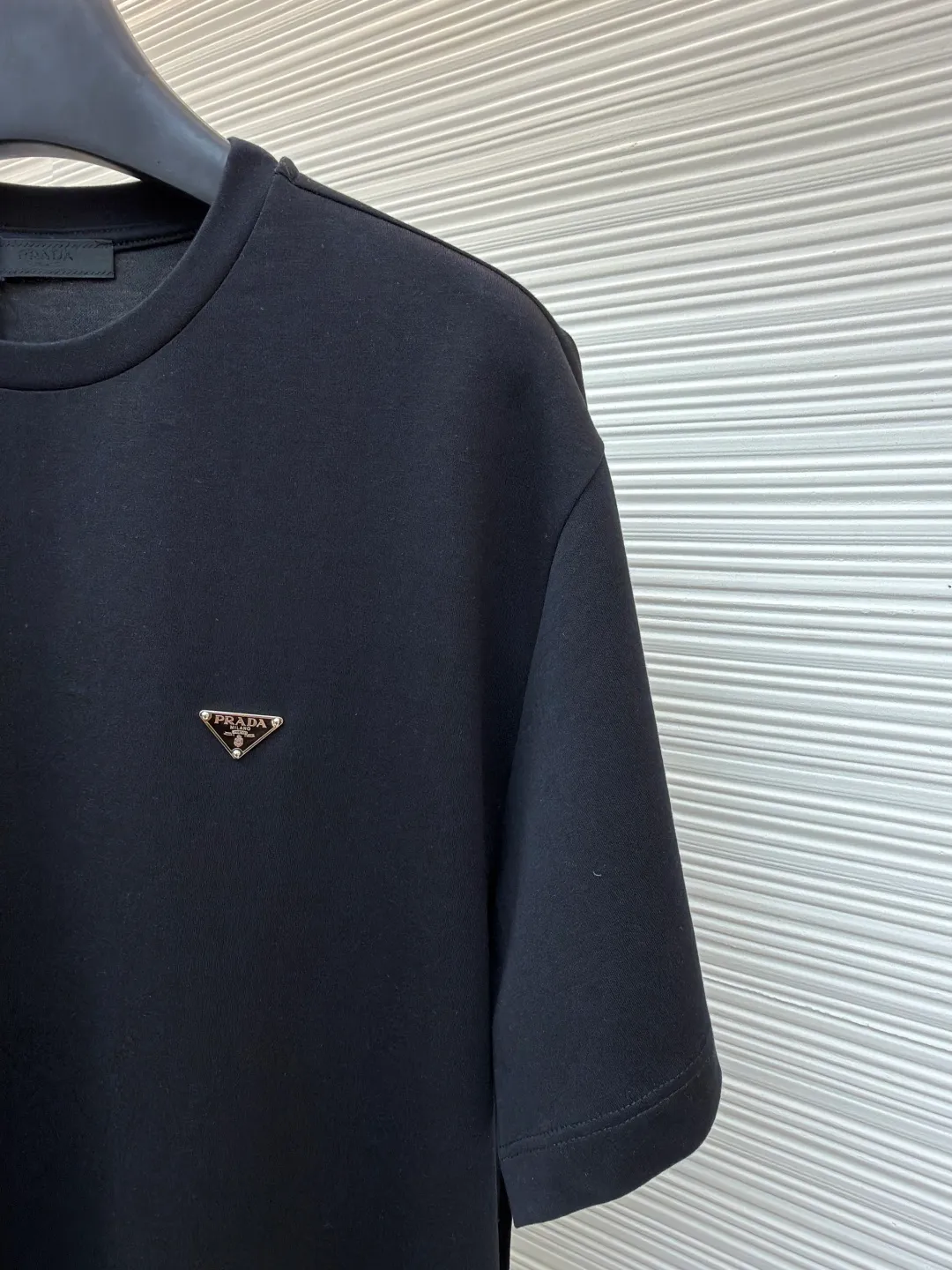 Prada triangle logo short sleeves ●Original version: Purchased and developed at 8650 ●Item number: 1682435-X90 ●Fabric: Protein twin woven fabric ●Technology: Infrared positioning production ●Color: Black ●Version: Fitted version ●Weight: about 225 grams ●Size: S-M-L-XL ●Description: Customized ammonia silk protein twin woven Breathable and refreshing Comfortable and skin-friendly White and flawless tone Pure and elegant The iconic Prada triangle logo is embellished on the chest, highlighting the brand's charm. Hidden in the public and visible to the wise, it is the ultimate form of modern luxury. Wearing a white T-shirt is a walking minimalist art. The infrared positioning of the "Prada triangle mark" using imported special machines is more accurate. It is firm and strong. The fabrics have been washed and have a better hand feel. It is not easy to deform, shrink or fade, and maintains long-term beauty. The overall wiring is straight and delicate, the fabric is comfortable and soft, and the color is consistent without color difference. It can be matched with the same style to create a fashionable look and control various occasions. Customized accessories, complete with three standards, same style for men and women!