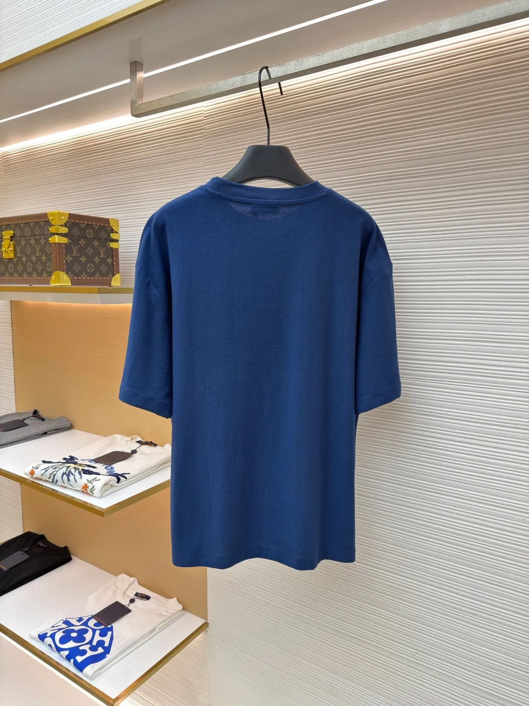 Prada terry embroidered short sleeves ●Original version: Purchased and developed for 10700 ●Item number: 1682426-X95 ●Fabric: double-woven satin fabric ●Technology: terry embroidered production ●Color: blue ●Version: Fitted version ●Weight: about 235 grams ●Size: S-M-L-XL ●Description: Customized dense double-woven satin Excellent texture Comfortable and flawless tones Pure and elegant Its ingenious and homogeneous towel embroidered Prada logo adds brand recognition without being complicated. It can lead the fashion trend with just one color and is a versatile item. Using towel embroidery technology, a traditional hand-made embroidery technology, the embroidery is carried out using needle methods and completed by changing the hooking action of a special machine head. The coils are interlocked one by one, thus bringing a towel-like texture and effect. The fabrics have been washed and have a better hand feel and texture. It is not easy to deform, shrink or fade, and maintains long-term beauty. The overall wiring is straight and delicate, the fabric is comfortable and soft, and the color is consistent without color difference. It can be matched with the same style to create a fashionable look and control various occasions. Customized accessories, complete with three standards, same style for men and women!