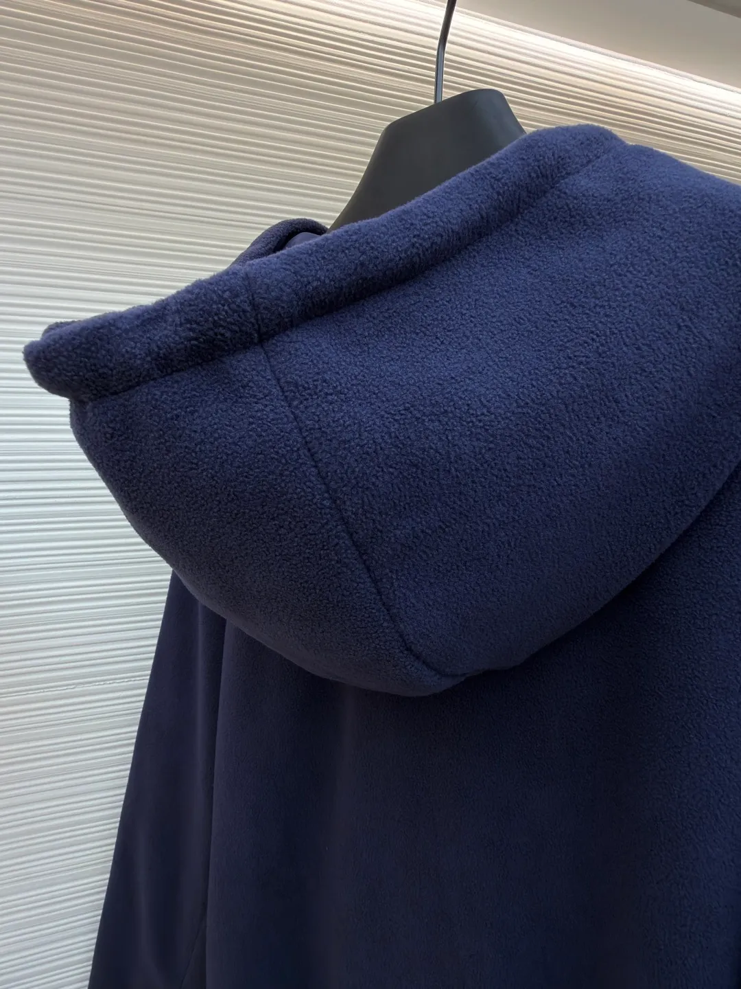 Prada hooded drawstring fabric short jacket ●Original version: Purchased and developed for 22300 ●Item number: 1682436-B25 ●Fabric: polar fleece fabric ●Technology: hand-sewn label production ●Color: navy blue ●Version: fitted version ●Weight: about 720 grams ●Size: 46-48-50-52 ●Description: This PRADA hooded drawstring fabric short jacket is made of high-quality fabric as the core material. It is first treated with an enzyme washing process to make the fabric soft and skin-friendly. It also enhances the wrinkle resistance and color fastness of the fabric, making the navy blue tone more textured and not easy to fade. The body is designed with a short cut and is equipped with a hooded drawstring structure. The drawstring is treated with reinforced stitching to ensure smooth adjustment and durability. The shoulders are made of raglan sleeves, which improves the freedom of movement of the wearer. Flat seams are used at the splicing between the pockets and the body, and the stitching is neat and precise. The brand logo is fixed through hand-sewing technology, and the stitching is even and firm, retaining the brand texture. The entire garment is stitched with high-tenacity stitches of the same color. The measurement error of 1~3cm is within the normal range. The overall craftsmanship takes into account both functionality and luxury details. Hand washing is recommended to maintain the integrity of the fabric and craftsmanship. The overall wiring is straight and delicate, the fabric is comfortable and soft, and the color is consistent without color difference. It can be matched with the same style to create a fashionable look and control various occasions. Customized accessories, complete with three standards, same style for men and women!