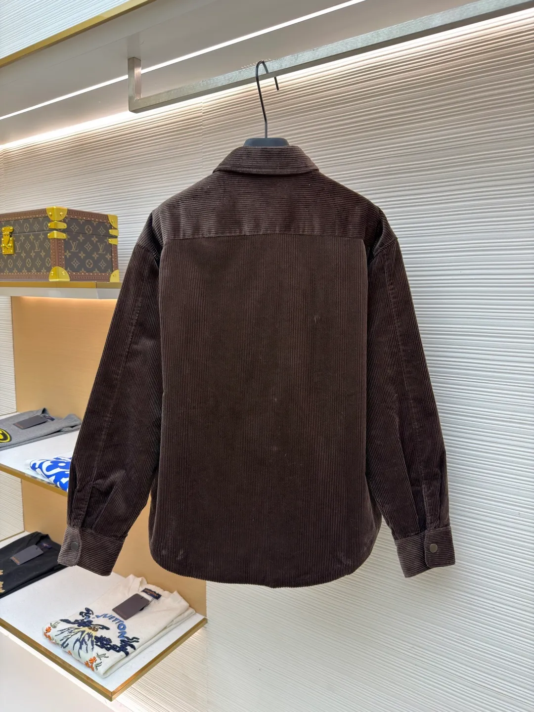 Prada triangle logo corduroy cotton jacket ●Original version: purchased and developed by 10012 ●Item number: 1682236-B90 ●Fabric: corduroy fabric ●Technology: made on positioning cutting machine ●Color: brown ●Version: fitted version ●Weight: about 745 grams ●Size: XS-S-M-L ●Description: This brown corduroy shirt-style jacket is made of high-count combed cotton corduroy fabric. It has been treated with pre-washing water. The fabric velvet is even in thickness, soft and waxy to the touch, and not easy to pill and deform. It also has good drape and wrinkle resistance. The body is cut into a loose shirt silhouette, and the shoulders are designed with natural dropped shoulders. Combined with three-dimensional tailoring technology, the shape is more ergonomic. The placket is made of matte metal snaps, treated with anti-oxidation plating, which makes it high-quality and durable. The triangular patch pocket on the chest is equipped with the brand's metal logo plate, which is fixed with manual caulking and has neat edges. The collar and cuffs are double-layered and reinforced, the sewing stitches are fine and even, and the spacing of each inch of stitches is strictly controlled. The overall workmanship combines practicality and exquisiteness, fully demonstrating the craftsmanship. The overall wiring is straight and delicate, the fabric is comfortable and soft, and the color is consistent without color difference. It can be matched with the same style to create a fashionable look and control various occasions. Customized accessories, complete with three standards, same style for men and women!