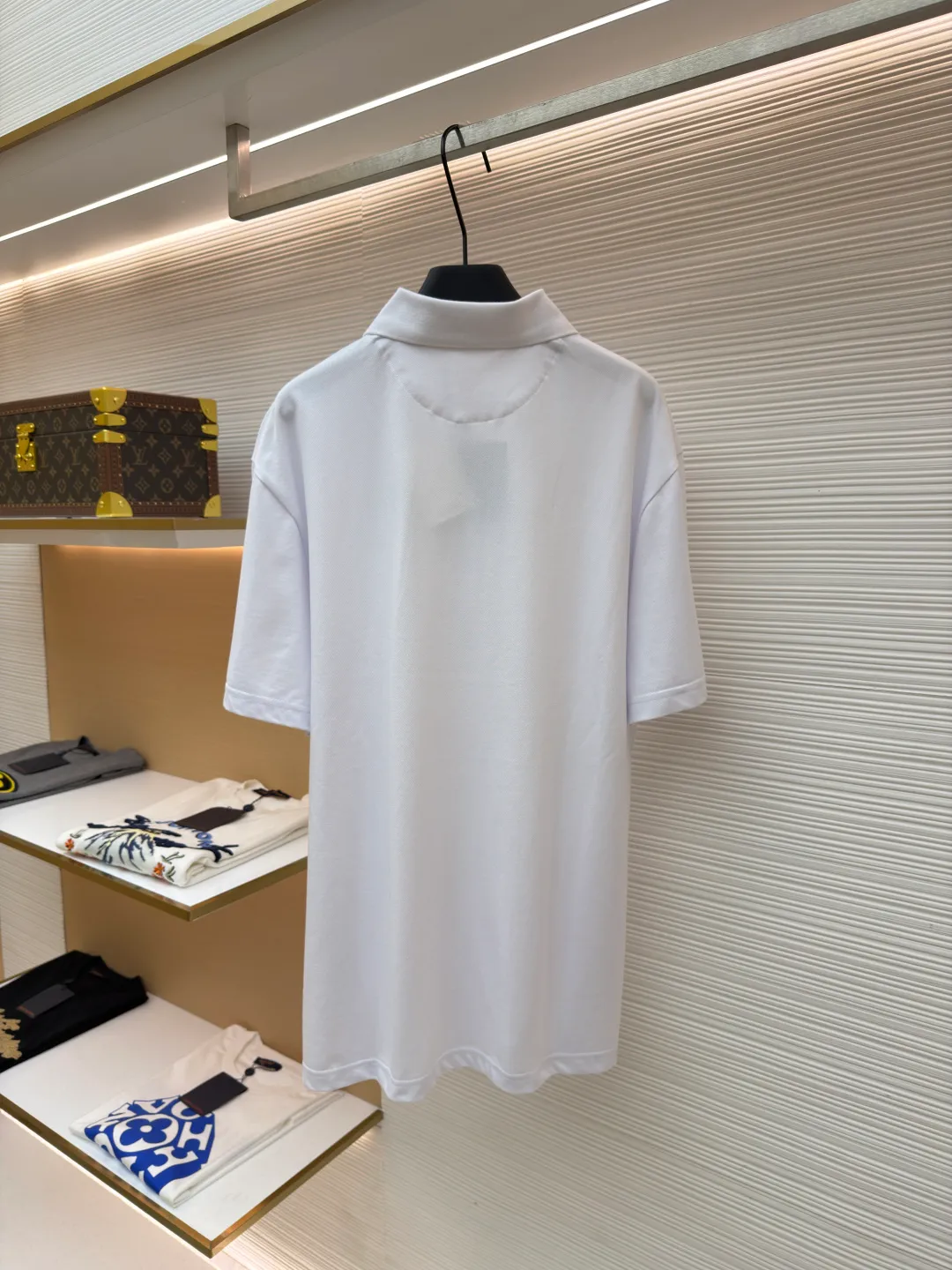 Prada triangle logo Polo shirt ●Original version: Purchased and developed for 7600 ●Item number: 1682423-A10 ●Fabric: pique cotton fabric ●Technology: Fabric washing and production ●Color: white ●Version: Fitted version ●Weight: about 310 grams ●Size: S-M-L-XL ●Description: Customized Jing embroidered Qiluo cotton pique silk, delicate and smooth, tight and elastic texture The iconic enamel-coated triangular metal logo is embellished to highlight the elegance and nobility of the brand. It is integrated with zipper fashion elements. Casual yet stylish, elegant yet fashionable, a fashionable and versatile item. It shines with a unique light. The "Prada triangle mark" is positioned more accurately using imported special infrared machines. It is strong and strong, and the fabrics have been washed. It has a better hand feel and texture. It is not easy to deform, not easy to shrink, not easy to fade, and maintains long-term beauty. The overall wiring is straight and delicate, the fabric is comfortable and soft, and the color is consistent without color difference. It can be matched with the same style to create a fashionable look and control various occasions. Customized accessories, complete with three standards, same style for men and women!