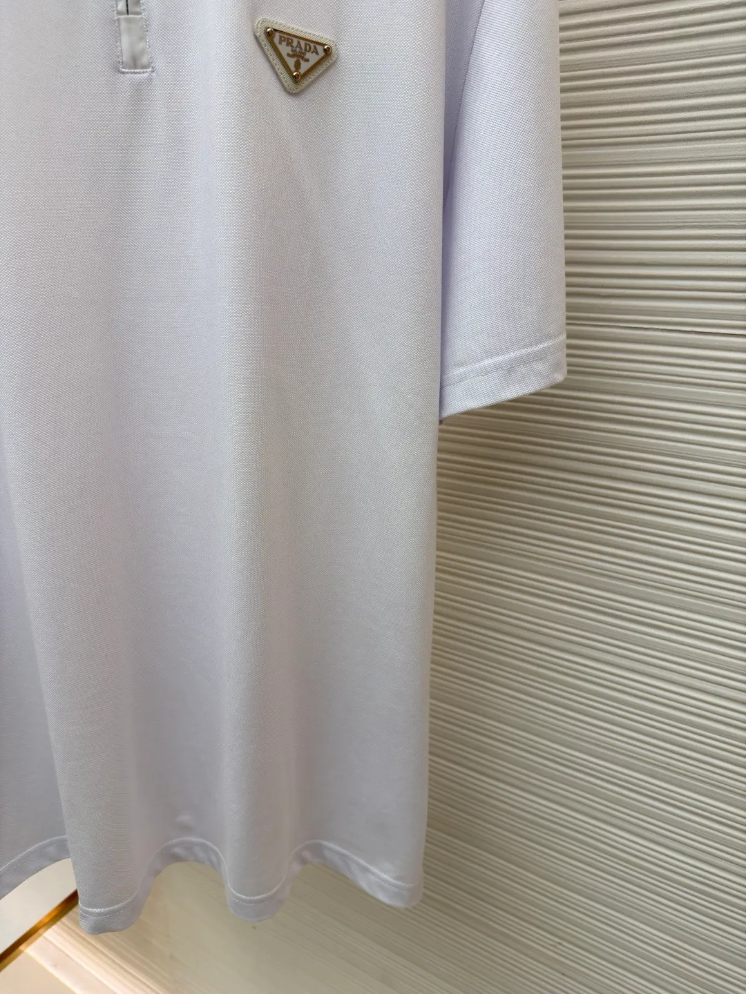Prada triangle logo Polo shirt ●Original version: Purchased and developed for 7600 ●Item number: 1682423-A10 ●Fabric: pique cotton fabric ●Technology: Fabric washing and production ●Color: white ●Version: Fitted version ●Weight: about 310 grams ●Size: S-M-L-XL ●Description: Customized Jing embroidered Qiluo cotton pique silk, delicate and smooth, tight and elastic texture The iconic enamel-coated triangular metal logo is embellished to highlight the elegance and nobility of the brand. It is integrated with zipper fashion elements. Casual yet stylish, elegant yet fashionable, a fashionable and versatile item. It shines with a unique light. The "Prada triangle mark" is positioned more accurately using imported special infrared machines. It is strong and strong, and the fabrics have been washed. It has a better hand feel and texture. It is not easy to deform, not easy to shrink, not easy to fade, and maintains long-term beauty. The overall wiring is straight and delicate, the fabric is comfortable and soft, and the color is consistent without color difference. It can be matched with the same style to create a fashionable look and control various occasions. Customized accessories, complete with three standards, same style for men and women!