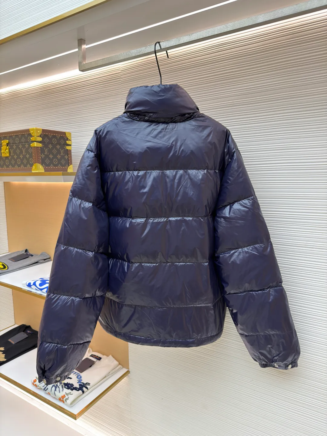 Prada Solid Color Logo Printed Quilted Stand Collar Jacket ●Original version: Purchased and developed for 8999 ●Item number: 1682008-E20 ●Fabric: white duck down fabric ●Technology: mechanical down filling ●Color: blue-purple ●Version: fitted version ●Weight: about 755 grams ●Size: S-M-L-XL ●Description: The fabric is made of high-gloss nylon, with a water-repellent treatment on the surface, making it smooth to the touch and protective. The interior is filled with high-fill down, and is divided into a full plaid pattern through even quilting to ensure warmth while avoiding accumulation of down. The neckline is a stand-up collar design, with a hidden metal zipper, and the zipper track is hemmed to make opening and closing smoother. The "PRADA" logo and brand logo on the left chest are made of precision offset printing technology, and the color is firm and not easy to fall off. The cuffs and hem are edged with elastic ribs, which fit the body shape and are highly windproof. The overall stitching is fine and neat, and the edges are overlocked in the same color, taking into account modern texture and high-end craftsmanship standards. The overall wiring is straight and delicate, the fabric is comfortable and soft, and the color is consistent without color difference. It can be matched with the same style to create a fashionable look and control various occasions. Customized accessories, complete with three standards, same style for men and women!