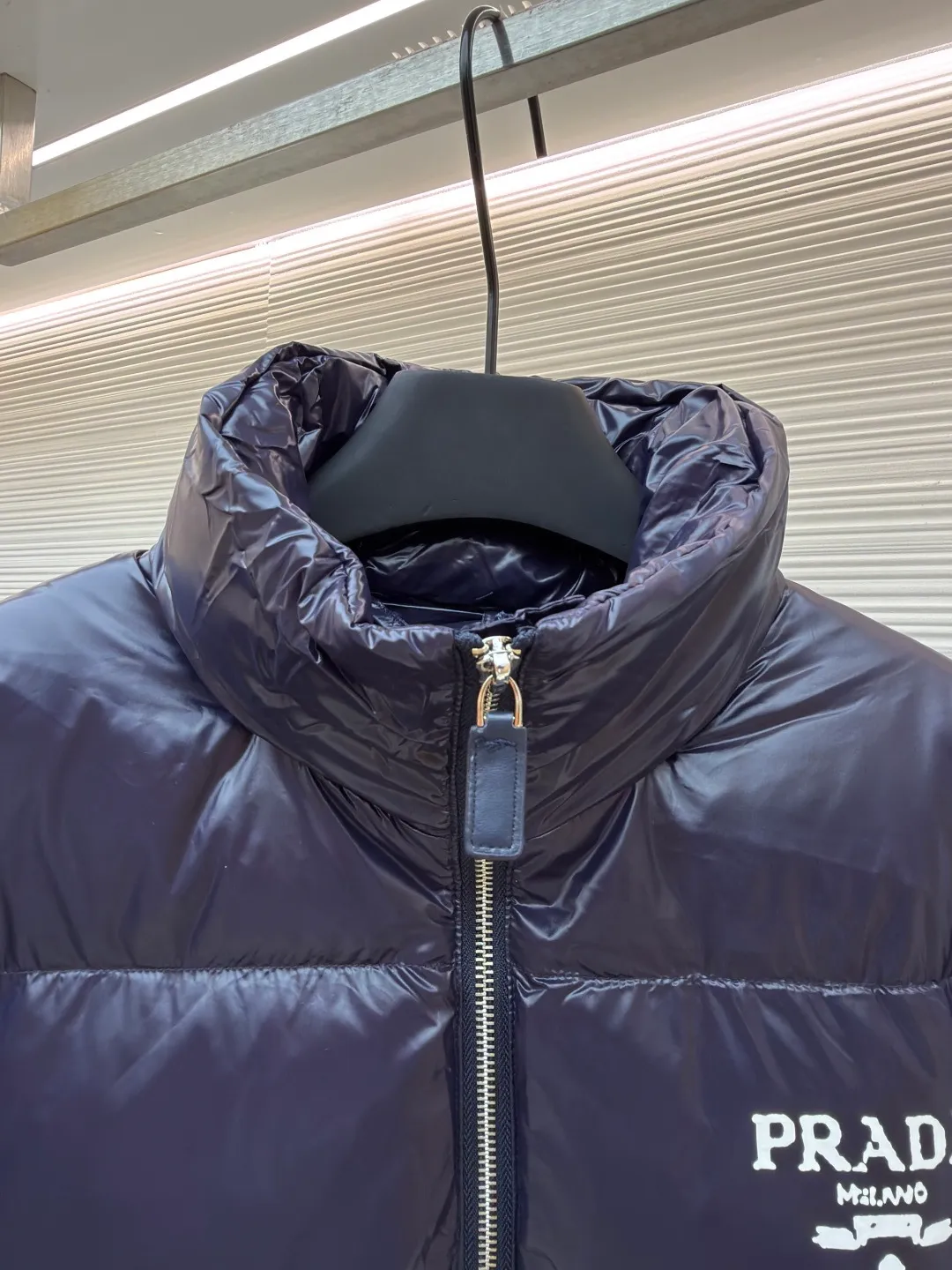 Prada Solid Color Logo Printed Quilted Stand Collar Jacket ●Original version: Purchased and developed for 8999 ●Item number: 1682008-E20 ●Fabric: white duck down fabric ●Technology: mechanical down filling ●Color: blue-purple ●Version: fitted version ●Weight: about 755 grams ●Size: S-M-L-XL ●Description: The fabric is made of high-gloss nylon, with a water-repellent treatment on the surface, making it smooth to the touch and protective. The interior is filled with high-fill down, and is divided into a full plaid pattern through even quilting to ensure warmth while avoiding accumulation of down. The neckline is a stand-up collar design, with a hidden metal zipper, and the zipper track is hemmed to make opening and closing smoother. The "PRADA" logo and brand logo on the left chest are made of precision offset printing technology, and the color is firm and not easy to fall off. The cuffs and hem are edged with elastic ribs, which fit the body shape and are highly windproof. The overall stitching is fine and neat, and the edges are overlocked in the same color, taking into account modern texture and high-end craftsmanship standards. The overall wiring is straight and delicate, the fabric is comfortable and soft, and the color is consistent without color difference. It can be matched with the same style to create a fashionable look and control various occasions. Customized accessories, complete with three standards, same style for men and women!