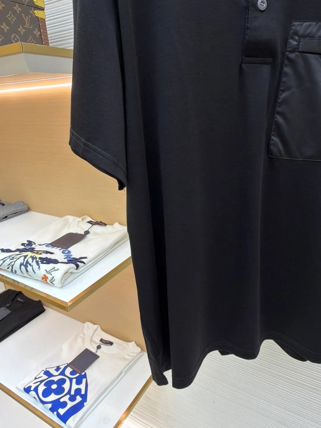 Prada Triangle Pocket Polo Shirt ●Original version: Purchased and developed at 9050 ●Item number: 1682393-A25 ●Fabric: mercerized grosgrain fabric ●Technology: Needle and shuttle splicing ●Color: black ●Version: fitted version ●Weight: about 235 grams ●Size: S-M-L-XL ●Description: Customized mercerized grosgrain fabric, smooth and delicate, comfortable and close to the skin, classic black tone exudes an innate sense of luxury, swallowed by warmth The iconic triangular logo embellishes the chest, highlighting the elegance and nobility of the brand. The exquisite zipper pocket design is cleverly integrated, making the Polo shirt instantly rejuvenated. The perfect collision of simplicity and style. A versatile artifact in the wardrobe, the "Prada triangle mark" is positioned using an imported special machine infrared to position it more accurately and firmly. Needle and shuttle stitching technology can make full use of the respective advantages of knitted fabrics and woven fabrics. By choosing the appropriate sewing process and stitches, it can ensure that the splicing parts are strong and beautiful. The template machine opens the bag. The preset template guides the position, shape and size of the bag opening. The accuracy ensures the quality of the bag opening effect. The overall wiring is straight and delicate, the fabric is comfortable and soft, and the color is consistent without color difference. It can be matched with the same style to create a fashionable look and control various occasions. Customized accessories, complete with three standards, same style for men and women!