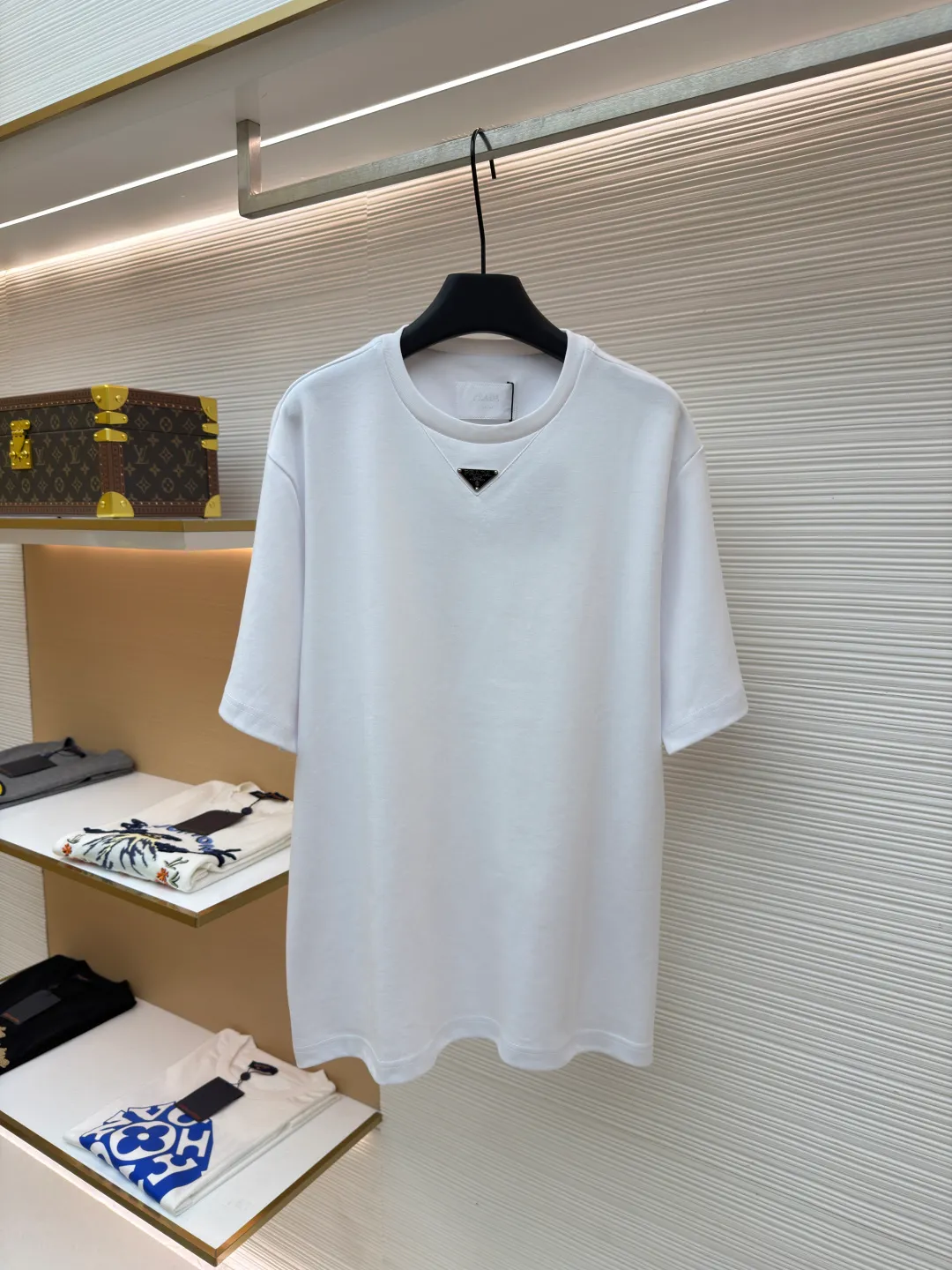 Prada chest triangle logo short sleeves ●Original version: 8000 purchase and development ●Item number: 1682430-A00 ●Fabric: cotton fabric ●Technology: infrared positioning production ●Color: white ●Version: fitted version ●Weight: about 300 grams ●Size: S-M-L-XL ●Description: Customized mercerized hydrogen and oxygen liquid ammonia double-sided satin, breathable and refreshing, comfortable and skin-friendly. The iconic Prada triangle logo embellishes the chest to highlight the brand charm. The unique design of splicing the triangle area of the neckline creates a full sense of layering. It shocks your vision with a minimalist design and highlights luxury in a low-key manner. The infrared positioning of the "Prada triangle mark" is made using an imported special machine to make the position more precise and firm. Manual point splicing of the triangular area is carried out with the triangular fabric through precise point selection to ensure that the triangular area is uniformly positioned. The fabrics have been washed and have a better hand feel and texture. It is not easy to deform, shrink or fade, and maintains long-term beauty. The overall wiring is straight and delicate, the fabric is comfortable and soft, and the color is consistent without color difference. It can be matched with the same style to create a fashionable look and control various occasions. Customized accessories, complete with three standards, same style for men and women!