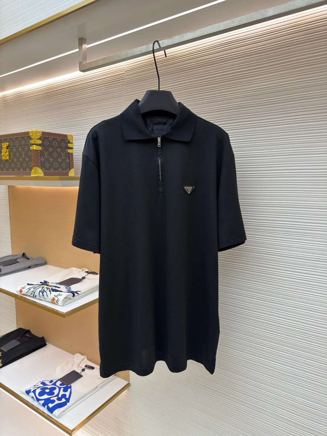 Prada triangle logo Polo shirt ●Original version: Purchased and developed for 7600 ●Item number: 1682422-A10 ●Fabric: piqué cotton fabric ●Technology: fabric washed and made ●Color: black ●Version: fitted version ●Weight: about 300 grams ●Size: S-M-L-XL ●Description: Customized embroidered Qiluo cotton piqué silk, delicate and smooth, tight and elastic The iconic enamel-coated triangular metal logo is embellished to highlight the elegance and nobility of the brand. It is integrated with zipper fashion elements. Casual yet stylish, elegant yet fashionable, a fashionable and versatile item. It shines with a unique light. The "Prada triangle mark" is positioned more accurately using imported special infrared machines. It is strong and strong, and the fabrics have been washed. It has a better hand feel and texture. It is not easy to deform, not easy to shrink, not easy to fade, and maintains long-term beauty. The overall wiring is straight and delicate, the fabric is comfortable and soft, and the color is consistent without color difference. It can be matched with the same style to create a fashionable look and control various occasions. Customized accessories, complete with three standards, same style for men and women!