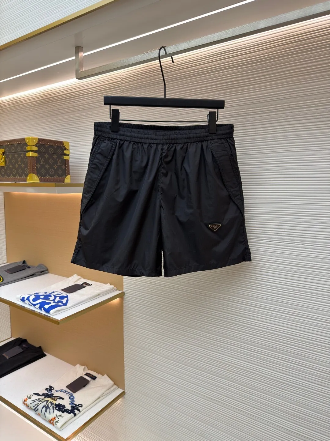 Prada triangle logo nylon shorts ●Original version: Purchased and developed for 9950 ●Item number: 1682248-A20 ●Fabric: nylon fabric ●Technology: Ergonomic three-dimensional cutting ●Color: black ●Version: Fitted version ●Weight: about 130 grams ●Size: 42-44-46-48 ●Description: Customized recycled polyester nylon fabric, refreshing and breathable, comfortable and skin-friendly, with deep black as the main color Pure and deep, the iconic Prada triangle logo is embellished on the body of the trousers, instantly injecting soul into the overall look and highlighting the brand's charm. The three-dimensional tailoring cleverly integrated into the sides adds layering and dynamics, showing off the ever-changing elf in the dressing world with its lightness. The infrared positioning of the "Prada triangle mark" by an imported special machine is more precise and firm. Ergonomic three-dimensional cutting returns to traditional craftsmanship through segmentation, folding, shrinking, and stretching techniques. The so-called slow work produces fine work, which is the respect for materials and the pursuit of feel. The workmanship is complex and tedious. The aging is slow. The fabrics are washed and washed. The hand feel and texture are better. It is not easy to deform, not easy to shrink, not easy to fade, and maintains long-term beauty. The overall wiring is straight and delicate, the fabric is comfortable and soft, and the color is consistent without color difference. It can be matched with the same style to create a fashionable look and control various occasions. Customized accessories, complete with three standards, same style for men and women!