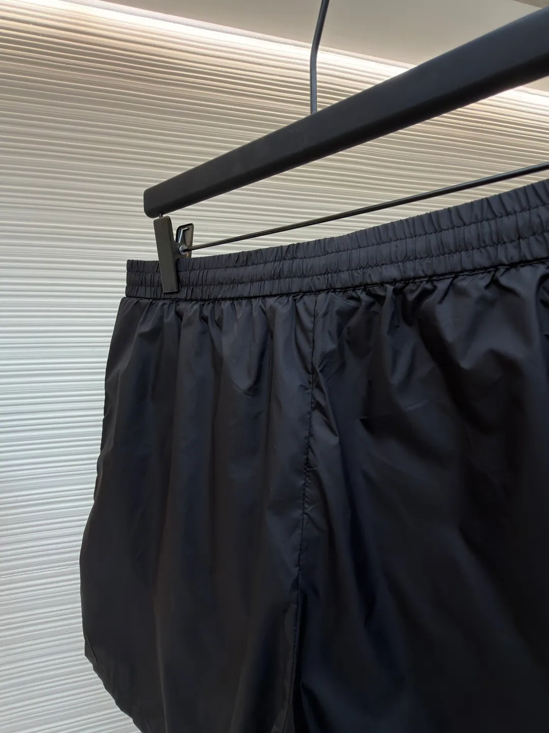 Prada triangle logo nylon shorts ●Original version: Purchased and developed for 9950 ●Item number: 1682248-A20 ●Fabric: nylon fabric ●Technology: Ergonomic three-dimensional cutting ●Color: black ●Version: Fitted version ●Weight: about 130 grams ●Size: 42-44-46-48 ●Description: Customized recycled polyester nylon fabric, refreshing and breathable, comfortable and skin-friendly, with deep black as the main color Pure and deep, the iconic Prada triangle logo is embellished on the body of the trousers, instantly injecting soul into the overall look and highlighting the brand's charm. The three-dimensional tailoring cleverly integrated into the sides adds layering and dynamics, showing off the ever-changing elf in the dressing world with its lightness. The infrared positioning of the "Prada triangle mark" by an imported special machine is more precise and firm. Ergonomic three-dimensional cutting returns to traditional craftsmanship through segmentation, folding, shrinking, and stretching techniques. The so-called slow work produces fine work, which is the respect for materials and the pursuit of feel. The workmanship is complex and tedious. The aging is slow. The fabrics are washed and washed. The hand feel and texture are better. It is not easy to deform, not easy to shrink, not easy to fade, and maintains long-term beauty. The overall wiring is straight and delicate, the fabric is comfortable and soft, and the color is consistent without color difference. It can be matched with the same style to create a fashionable look and control various occasions. Customized accessories, complete with three standards, same style for men and women!