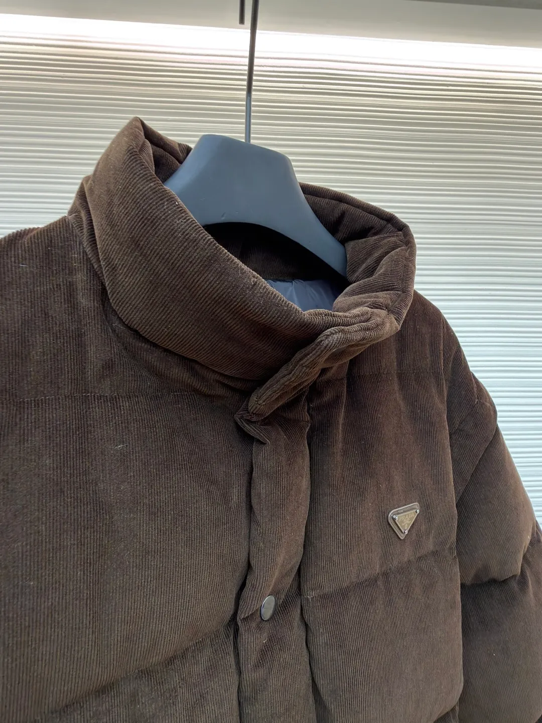 Prada Triangle Label Functional Down Jacket ●Original version: 26400 purchase and development ●Item number: 1681856-E55 ●Fabric: corduroy fabric ●Technology: mechanical down filling ●Color: brown ●Version: fitted version ●Weight: about 1180 grams ●Size: S-M-L-XL ●Description: Customized velvet premium corduroy with mellow texture and delicate texture Using the new national standard 90 white duck down (welcome to test), it is full of down and warm. You are in a warm cloud, surrounded by soft warmth. The main color is calm jet black. The iconic enameled metal triangle logo is embellished on the chest. It is low-key and powerful. The stand-up collar is crisp and stylish. It accurately fits the curve of the neck. And the design of the hidden hood is like a mysterious guardian. It can also be detached to turn the sleeves into a vest. Transformed into a lightweight vest, showing its unique charm inadvertently, switching styles freely, becoming the leader of urban fashion with its unique charm and fearless attitude, mechanical down filling. Prioritize the production of inner liner patterns to determine the down filling area according to the original three-dimensional effect. Determine the down weight per square meter to calculate the filling amount of each cut. The down filling machine uses a digital weighing unit to achieve stable measurement, and uses an imported special machine to position the "Prada triangle mark" with infrared rays for a more accurate position. Strong and sturdy. The template machine opens the zipper bag. The lines are smooth and neat. The lines are evenly routed. The template machine lines the lines. The line process of the template machine shows extremely high neatness and smoothness. The craftsman accurately controls the size during the operation to ensure that each line meets the design requirements. The lines of the entire template are smooth and unified. It is neat and beautiful, and the fabrics have been washed. It has better hand feel and texture. It is not easy to deform, not easy to shrink, not easy to fade, and maintains long-term beauty. The overall wiring is straight and delicate, the fabric is comfortable and soft, and the color is consistent without color difference. It can be matched with the same style to create a fashionable look and control various occasions. Customized accessories, complete with three standards, same style for men and women!