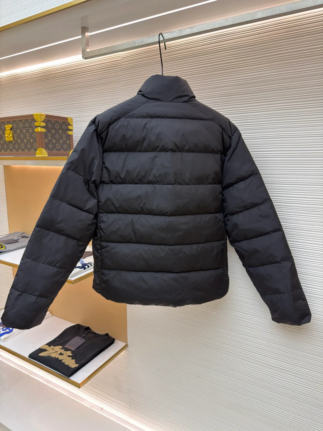 Prada triangle pocket down jacket ●Original version: Purchased and developed in 19800 ●Item number: 1681902-D20 ●Fabric: white duck down fabric ●Technology: mechanical down filling ●Color: black ●Version: fitted version ●Weight: about 675 grams ●Size: 46-48-50-52 ●Description: Customized ultra-dense round hole woven fabric (with anti-repellent treatment) showing a matte micro-texture Use the new national standard 90 white duck down (welcome to test), full of down, full of warmth, you are in a warm cloud, surrounded by soft warmth, the classic black tone exudes an innate sense of luxury, the iconic enameled metal triangle logo is embellished on the chest, low-key and powerful, the stand-up collar is crisp and stylish, accurately fits the neck curve, and uses architectural lines to reconstruct the warmth and neatness of the bloated down jacket. Enjoy warmth and comfort. Become the most considerate companion for mechanical down filling in winter. Prioritize the filling area by making the liner pattern to determine the gram weight of down per square meter according to the original three-dimensional effect, thereby calculating the filling amount of each piece. The computer down filling machine uses a digital weighing unit to achieve stable measurement, and uses imported special machine infrared to locate the "Prada triangle mark" for more accurate positioning. The firm and strong template machine opens the zipper bag. The lines are smooth and tidy. The wiring is even and the template machine lines the lines. The line process of the computer template machine shows extremely high neatness and smoothness. The craftsman accurately controls the size during the operation to ensure that each line meets the design requirements. The lines of the entire template are smooth and uniform, clean and beautiful. The overall wiring is straight and delicate, the fabric is comfortable and soft, and the color is consistent without color difference. It can be matched with the same style to create a fashionable look and control various occasions. Customized accessories, complete with three standards, same style for men and women!