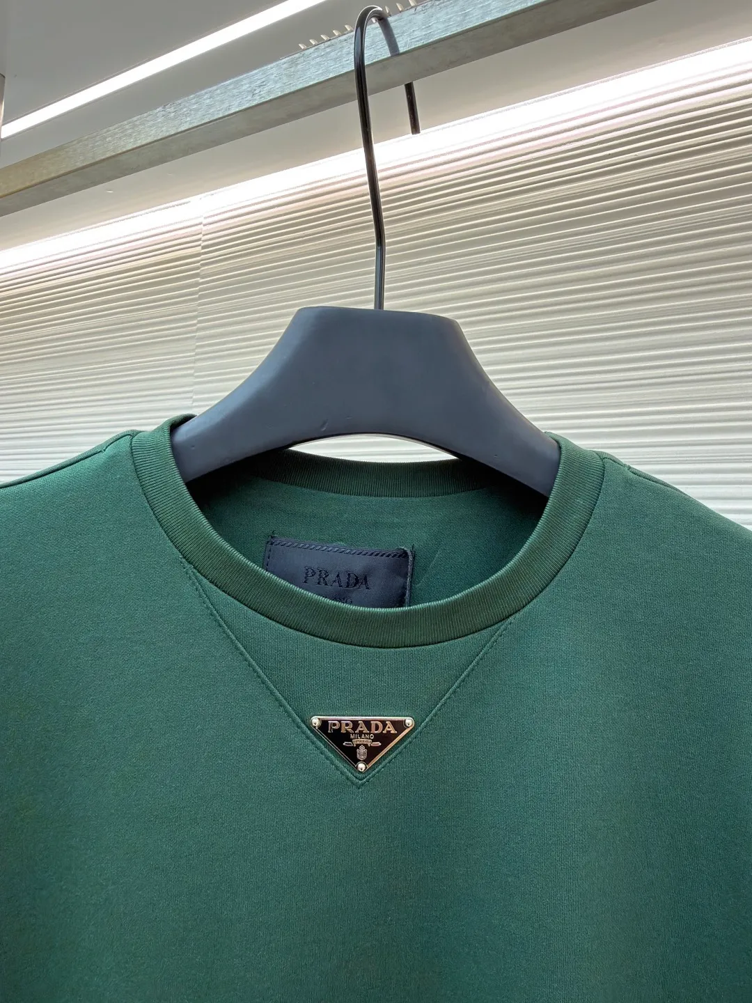Prada chest triangle logo short sleeves ●Original version: 8000 purchase and development ●Item number: 1682428-A00 ●Fabric: cotton fabric ●Technology: infrared positioning production ●Color: green ●Version: Fitted version ●Weight: about 290 grams ●Size: S-M-L-XL ●Description: Customized mercerized hydrogen and oxygen liquid ammonia double-sided satin, breathable and refreshing, comfortable and skin-friendly. The iconic Prada triangle logo embellishes the chest to highlight the brand charm. The unique design of splicing the triangle area of the neckline creates a full sense of layering. It shocks your vision with a minimalist design and highlights luxury in a low-key manner. The infrared positioning of the "Prada triangle mark" is made using an imported special machine to make the position more precise and firm. Manual point splicing of the triangular area is carried out with the triangular fabric through precise point selection to ensure that the triangular area is uniformly positioned. The fabrics have been washed and have a better hand feel and texture. It is not easy to deform, shrink or fade, and maintains long-term beauty. The overall wiring is straight and delicate, the fabric is comfortable and soft, and the color is consistent without color difference. It can be matched with the same style to create a fashionable look and control various occasions. Customized accessories, complete with three standards, same style for men and women!