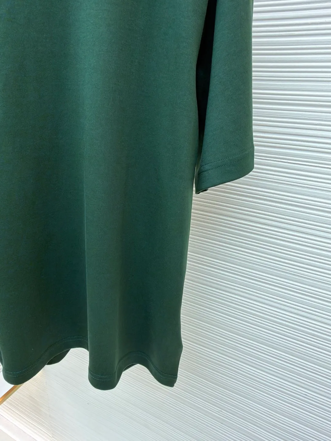 Prada chest triangle logo short sleeves ●Original version: 8000 purchase and development ●Item number: 1682428-A00 ●Fabric: cotton fabric ●Technology: infrared positioning production ●Color: green ●Version: Fitted version ●Weight: about 290 grams ●Size: S-M-L-XL ●Description: Customized mercerized hydrogen and oxygen liquid ammonia double-sided satin, breathable and refreshing, comfortable and skin-friendly. The iconic Prada triangle logo embellishes the chest to highlight the brand charm. The unique design of splicing the triangle area of the neckline creates a full sense of layering. It shocks your vision with a minimalist design and highlights luxury in a low-key manner. The infrared positioning of the "Prada triangle mark" is made using an imported special machine to make the position more precise and firm. Manual point splicing of the triangular area is carried out with the triangular fabric through precise point selection to ensure that the triangular area is uniformly positioned. The fabrics have been washed and have a better hand feel and texture. It is not easy to deform, shrink or fade, and maintains long-term beauty. The overall wiring is straight and delicate, the fabric is comfortable and soft, and the color is consistent without color difference. It can be matched with the same style to create a fashionable look and control various occasions. Customized accessories, complete with three standards, same style for men and women!
