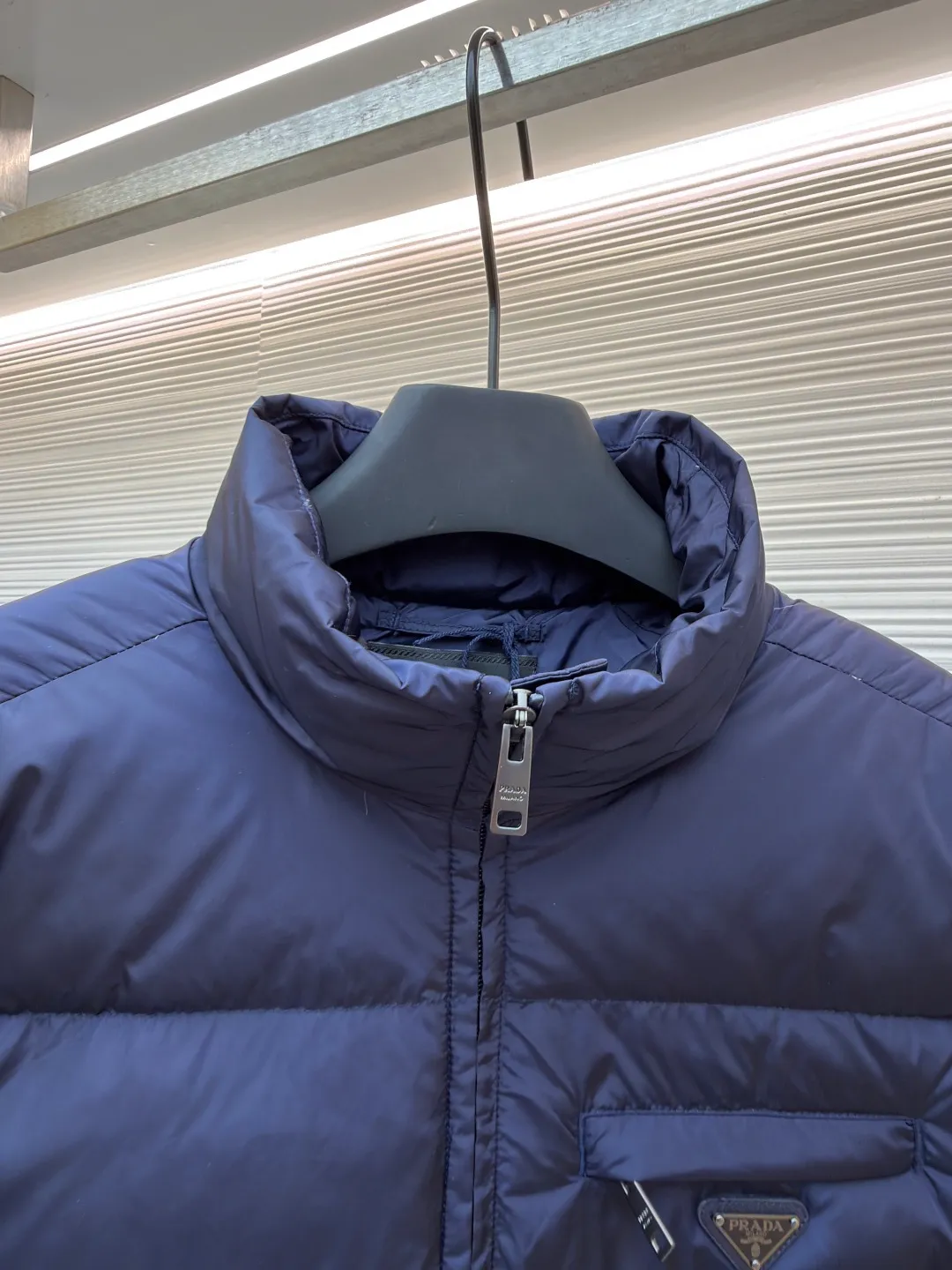 Prada triangle pocket down jacket ●Original version: Purchased and developed in 19800 ●Item number: 1681903-D20 ●Fabric: white duck down fabric ●Technology: mechanical down filling ●Color: navy blue ●Version: fitted version ●Weight: about 675 grams ●Size: 46-48-50-52 ●Description: Customized ultra-dense round hole woven fabric (with anti-repellent treatment) showing a matte micro-texture Use the new national standard 90 white duck down (welcome to test), full of down, full of warmth, you are in a warm cloud, surrounded by soft warmth, the classic black tone exudes an innate sense of luxury, the iconic enameled metal triangle logo is embellished on the chest, low-key and powerful, the stand-up collar is crisp and stylish, accurately fits the neck curve, and uses architectural lines to reconstruct the warmth and neatness of the bloated down jacket. Enjoy warmth and comfort. Become the most considerate companion for mechanical down filling in winter. Prioritize the filling area by making the liner pattern to determine the gram weight of down per square meter according to the original three-dimensional effect, thereby calculating the filling amount of each piece. The computer down filling machine uses a digital weighing unit to achieve stable measurement, and uses imported special machine infrared to locate the "Prada triangle mark" for more accurate positioning. The firm and strong template machine opens the zipper bag. The lines are smooth and tidy. The wiring is even and the template machine lines the lines. The line process of the computer template machine shows extremely high neatness and smoothness. The craftsman accurately controls the size during the operation to ensure that each line meets the design requirements. The lines of the entire template are smooth and uniform, clean and beautiful. The overall wiring is straight and delicate, the fabric is comfortable and soft, and the color is consistent without color difference. It can be matched with the same style to create a fashionable look and control various occasions. Customized accessories, complete with three standards, same style for men and women!