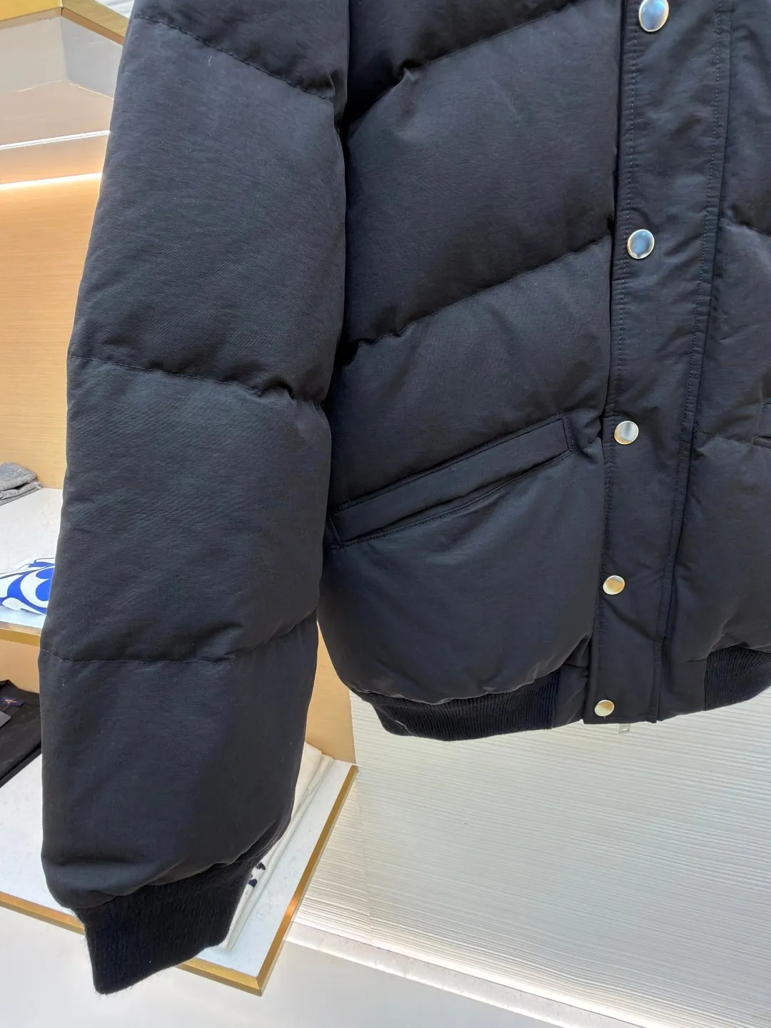 Prada down jacket with triangle stand collar ●Original version: purchased and developed by 15436 ●Item number: 1681713-D15 ●Fabric: white duck down fabric ●Technology: mechanical down filling ●Color: black ●Version: fitted version ●Weight: about 1105 grams ●Size: S-M-L-XL ●Description: Selected high-count poplin fabric, showing a unique matte texture, high-count and high-density weaving with fine warp yarns and thick weft yarns. The unique cross texture on the surface is stiffer than ordinary cotton and more skin-friendly than nylon. Filled with 90% selected white duck down and weighing 230g, it ensures fluffiness, quick rebound, lightness and warmth. The quilting stitches are sewn in a diagonal direction at an angle of about 65 degrees, and the diagonal lines are arranged in parallel. The fabric and filling are planned into different functional areas, and the quilting stitches in each partition are relatively independent. This allows the finished product to produce a larger deformation space along the diagonal direction when stretched and pressed, making it less likely to tighten and break. The diamond grid has a strong sense of direction and movement, and the visual effect is rich, modern and advanced. The overall wiring is straight and delicate, the fabric is comfortable and soft, and the color is consistent without color difference. It can be matched with the same style to create a fashionable look and control various occasions. Customized accessories, complete with three standards, same style for men and women!