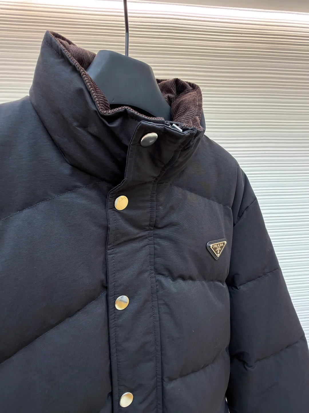 Prada down jacket with triangle stand collar ●Original version: purchased and developed by 15436 ●Item number: 1681713-D15 ●Fabric: white duck down fabric ●Technology: mechanical down filling ●Color: black ●Version: fitted version ●Weight: about 1105 grams ●Size: S-M-L-XL ●Description: Selected high-count poplin fabric, showing a unique matte texture, high-count and high-density weaving with fine warp yarns and thick weft yarns. The unique cross texture on the surface is stiffer than ordinary cotton and more skin-friendly than nylon. Filled with 90% selected white duck down and weighing 230g, it ensures fluffiness, quick rebound, lightness and warmth. The quilting stitches are sewn in a diagonal direction at an angle of about 65 degrees, and the diagonal lines are arranged in parallel. The fabric and filling are planned into different functional areas, and the quilting stitches in each partition are relatively independent. This allows the finished product to produce a larger deformation space along the diagonal direction when stretched and pressed, making it less likely to tighten and break. The diamond grid has a strong sense of direction and movement, and the visual effect is rich, modern and advanced. The overall wiring is straight and delicate, the fabric is comfortable and soft, and the color is consistent without color difference. It can be matched with the same style to create a fashionable look and control various occasions. Customized accessories, complete with three standards, same style for men and women!
