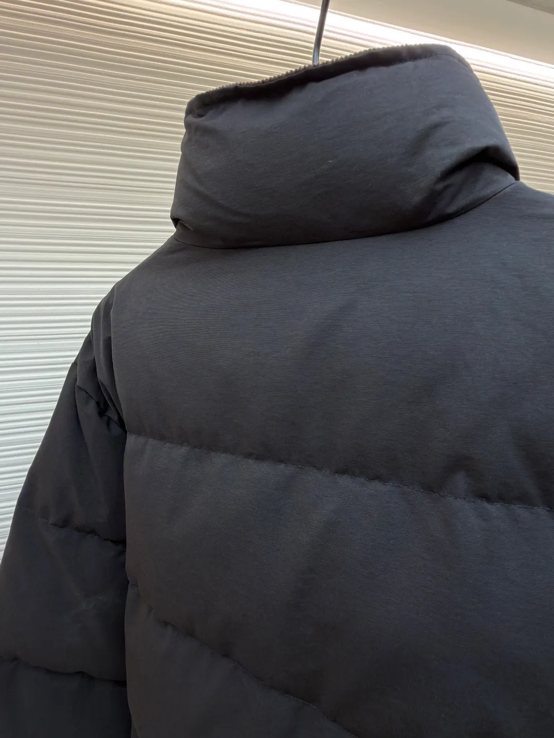 Prada down jacket with triangle stand collar ●Original version: purchased and developed by 15436 ●Item number: 1681713-D15 ●Fabric: white duck down fabric ●Technology: mechanical down filling ●Color: black ●Version: fitted version ●Weight: about 1105 grams ●Size: S-M-L-XL ●Description: Selected high-count poplin fabric, showing a unique matte texture, high-count and high-density weaving with fine warp yarns and thick weft yarns. The unique cross texture on the surface is stiffer than ordinary cotton and more skin-friendly than nylon. Filled with 90% selected white duck down and weighing 230g, it ensures fluffiness, quick rebound, lightness and warmth. The quilting stitches are sewn in a diagonal direction at an angle of about 65 degrees, and the diagonal lines are arranged in parallel. The fabric and filling are planned into different functional areas, and the quilting stitches in each partition are relatively independent. This allows the finished product to produce a larger deformation space along the diagonal direction when stretched and pressed, making it less likely to tighten and break. The diamond grid has a strong sense of direction and movement, and the visual effect is rich, modern and advanced. The overall wiring is straight and delicate, the fabric is comfortable and soft, and the color is consistent without color difference. It can be matched with the same style to create a fashionable look and control various occasions. Customized accessories, complete with three standards, same style for men and women!