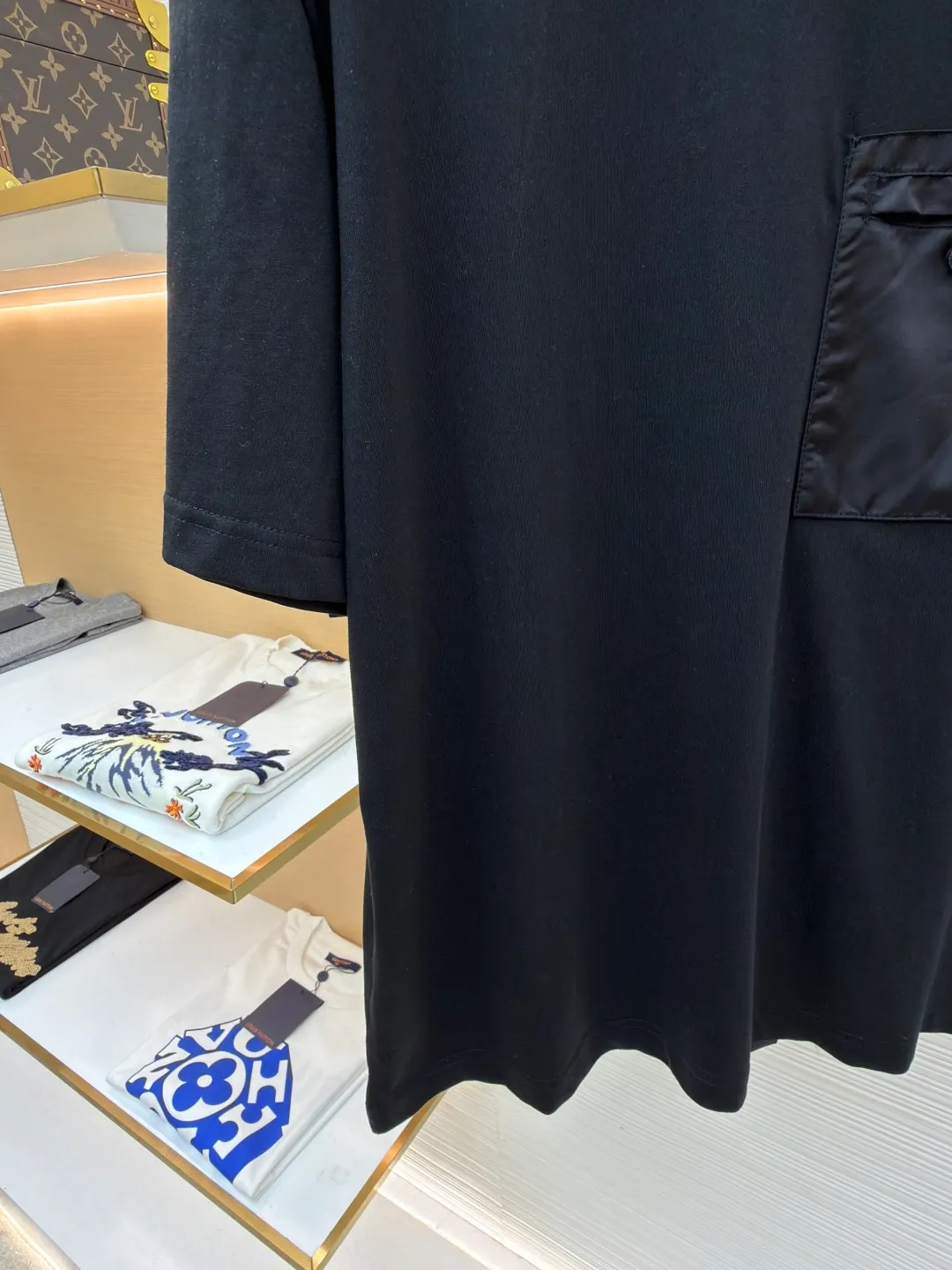 Prada Triangle Logo Pocket Short Sleeves ●Original version: Purchased and developed for 7000 ●Item number: 1682396-A05 ●Fabric: High-elastic jersey fabric ●Technology: Needle and shuttle stitching ●Color: black ●Version: Fitted version ●Weight: about 235 grams ●Size: S-M-L-XL ●Description: Customized high-elastic jersey material, delicate and soft, comfortable and close to the skin, a touch of simple white, pure and elegant. The iconic Prada triangle logo is embellished on the chest. It is integrated with Re-Nylon nylon fabric to decorate the square silhouette. Cross-disciplinary aesthetic grafting. The exquisite small pocket design highlights quality and style. It reveals a flexible and relaxed beauty. It is a picture of strolling in the city and deconstructs the attitude of the modern gentleman. The infrared positioning of the "Prada triangle mark" by an imported special machine is more precise and firm. Needle and shuttle stitching technology can make full use of the respective advantages of knitted fabrics and woven fabrics. By choosing the appropriate sewing process and stitches, it can ensure that the splicing parts are strong and beautiful. Template machine bag opening The preset template guides the position, shape and size of the bag opening. The accuracy ensures the quality of the bag opening effect. The overall wiring is straight and delicate, the fabric is comfortable and soft, and the color is consistent without color difference. It can be matched with the same style to create a fashionable look and control various occasions. Customized accessories, complete with three standards, same style for men and women!