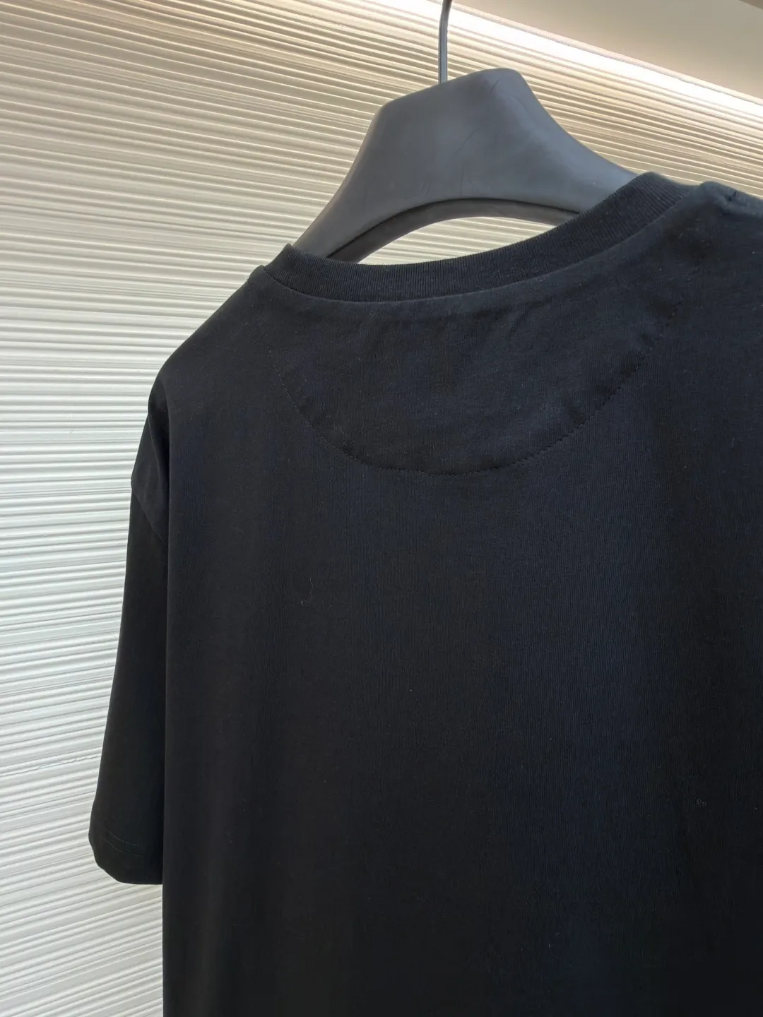 Prada Triangle Logo Pocket Short Sleeves ●Original version: Purchased and developed for 7000 ●Item number: 1682396-A05 ●Fabric: High-elastic jersey fabric ●Technology: Needle and shuttle stitching ●Color: black ●Version: Fitted version ●Weight: about 235 grams ●Size: S-M-L-XL ●Description: Customized high-elastic jersey material, delicate and soft, comfortable and close to the skin, a touch of simple white, pure and elegant. The iconic Prada triangle logo is embellished on the chest. It is integrated with Re-Nylon nylon fabric to decorate the square silhouette. Cross-disciplinary aesthetic grafting. The exquisite small pocket design highlights quality and style. It reveals a flexible and relaxed beauty. It is a picture of strolling in the city and deconstructs the attitude of the modern gentleman. The infrared positioning of the "Prada triangle mark" by an imported special machine is more precise and firm. Needle and shuttle stitching technology can make full use of the respective advantages of knitted fabrics and woven fabrics. By choosing the appropriate sewing process and stitches, it can ensure that the splicing parts are strong and beautiful. Template machine bag opening The preset template guides the position, shape and size of the bag opening. The accuracy ensures the quality of the bag opening effect. The overall wiring is straight and delicate, the fabric is comfortable and soft, and the color is consistent without color difference. It can be matched with the same style to create a fashionable look and control various occasions. Customized accessories, complete with three standards, same style for men and women!