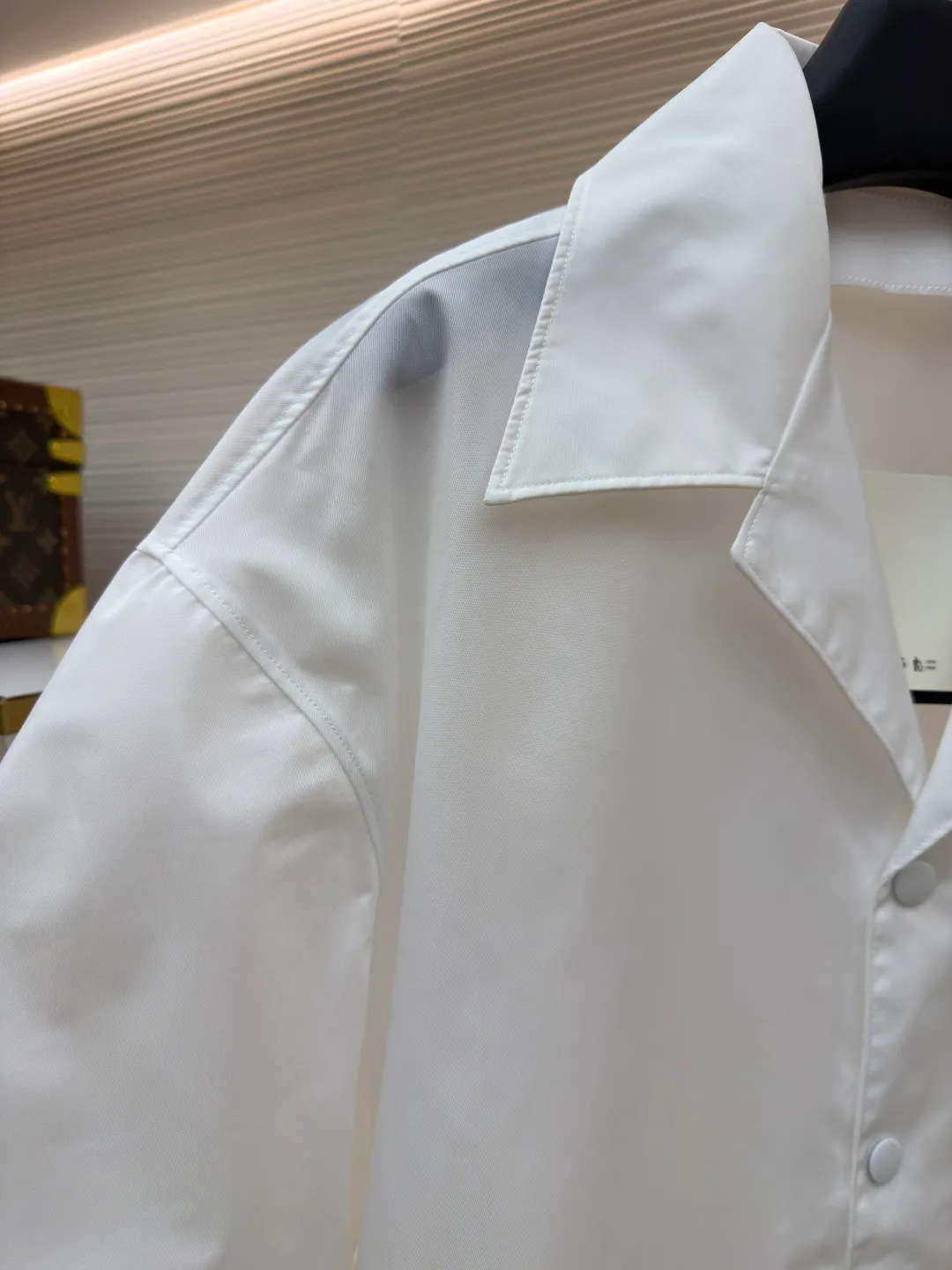 Prada triangle logo short-sleeved shirt ●Original version: Purchased and developed for 11700 ●Item number: 1682390-A50 ●Fabric: Regenerated nylon fabric ●Technology: Positioning cutting machine production ●Color: white ●Version: Fitted version ●Weight: about 275 grams ●Size: S-M-L-XL ●Description: Customized regenerated nylon yarn fabric, smooth and delicate, comfortable and close to the skin, a touch of simple white, as pure as ever, elegant and self-evident The iconic triangle logo embellishes the chest, highlighting the elegance and nobility of the brand. The distinctive bowling shirt-style collar meets precision snap buttons, a two-way deconstruction of elegance and power, using deconstruction to redefine the rational romance of modern men's clothing. The infrared positioning of the "Prada triangle mark" by an imported special machine is more accurate. It is firm and strong, and the three-dimensional cutting of the human body returns to the traditional craftsmanship through segmentation, folding, shrinking and stretching. The so-called slow work produces fine work, which is the respect for the material and the pursuit of hand feel. The workmanship is complex and tedious, slow in time and high in loss. The use of side-turning and embedded stitching stitching technology can provide high-quality stitching results that are smooth and neat. The overall wiring is straight and delicate, the fabric is comfortable and soft, and the color is consistent without color difference. It can be matched with the same style to create a fashionable look and control various occasions. Customized accessories, complete with three standards, same style for men and women!
