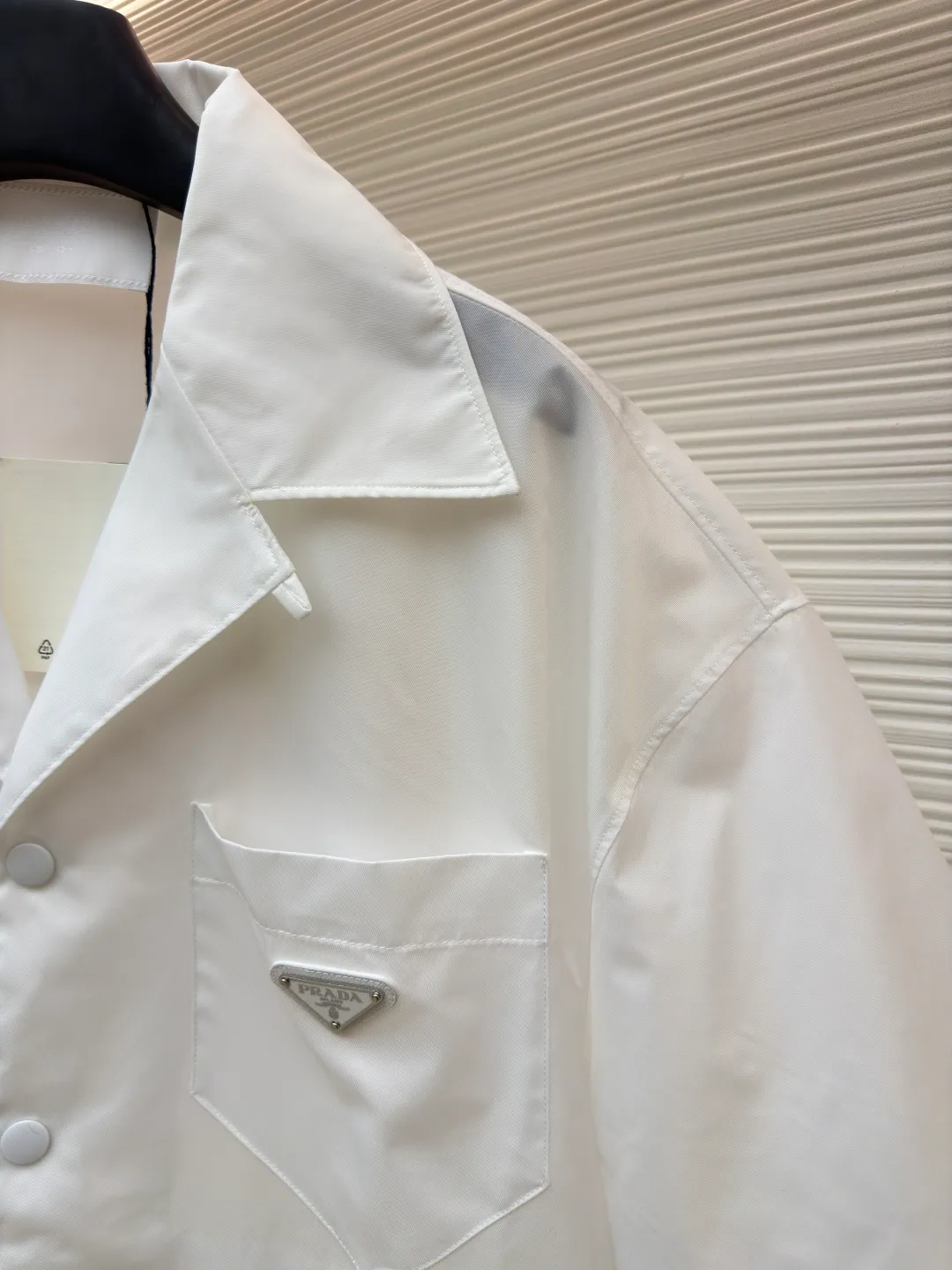Prada triangle logo short-sleeved shirt ●Original version: Purchased and developed for 11700 ●Item number: 1682390-A50 ●Fabric: Regenerated nylon fabric ●Technology: Positioning cutting machine production ●Color: white ●Version: Fitted version ●Weight: about 275 grams ●Size: S-M-L-XL ●Description: Customized regenerated nylon yarn fabric, smooth and delicate, comfortable and close to the skin, a touch of simple white, as pure as ever, elegant and self-evident The iconic triangle logo embellishes the chest, highlighting the elegance and nobility of the brand. The distinctive bowling shirt-style collar meets precision snap buttons, a two-way deconstruction of elegance and power, using deconstruction to redefine the rational romance of modern men's clothing. The infrared positioning of the "Prada triangle mark" by an imported special machine is more accurate. It is firm and strong, and the three-dimensional cutting of the human body returns to the traditional craftsmanship through segmentation, folding, shrinking and stretching. The so-called slow work produces fine work, which is the respect for the material and the pursuit of hand feel. The workmanship is complex and tedious, slow in time and high in loss. The use of side-turning and embedded stitching stitching technology can provide high-quality stitching results that are smooth and neat. The overall wiring is straight and delicate, the fabric is comfortable and soft, and the color is consistent without color difference. It can be matched with the same style to create a fashionable look and control various occasions. Customized accessories, complete with three standards, same style for men and women!
