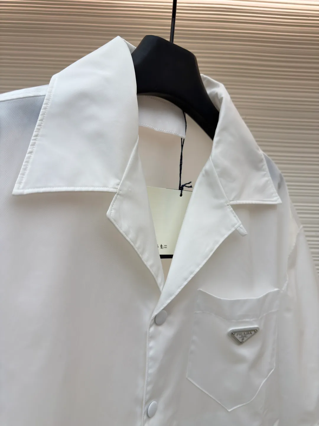 Prada triangle logo short-sleeved shirt ●Original version: Purchased and developed for 11700 ●Item number: 1682390-A50 ●Fabric: Regenerated nylon fabric ●Technology: Positioning cutting machine production ●Color: white ●Version: Fitted version ●Weight: about 275 grams ●Size: S-M-L-XL ●Description: Customized regenerated nylon yarn fabric, smooth and delicate, comfortable and close to the skin, a touch of simple white, as pure as ever, elegant and self-evident The iconic triangle logo embellishes the chest, highlighting the elegance and nobility of the brand. The distinctive bowling shirt-style collar meets precision snap buttons, a two-way deconstruction of elegance and power, using deconstruction to redefine the rational romance of modern men's clothing. The infrared positioning of the "Prada triangle mark" by an imported special machine is more accurate. It is firm and strong, and the three-dimensional cutting of the human body returns to the traditional craftsmanship through segmentation, folding, shrinking and stretching. The so-called slow work produces fine work, which is the respect for the material and the pursuit of hand feel. The workmanship is complex and tedious, slow in time and high in loss. The use of side-turning and embedded stitching stitching technology can provide high-quality stitching results that are smooth and neat. The overall wiring is straight and delicate, the fabric is comfortable and soft, and the color is consistent without color difference. It can be matched with the same style to create a fashionable look and control various occasions. Customized accessories, complete with three standards, same style for men and women!