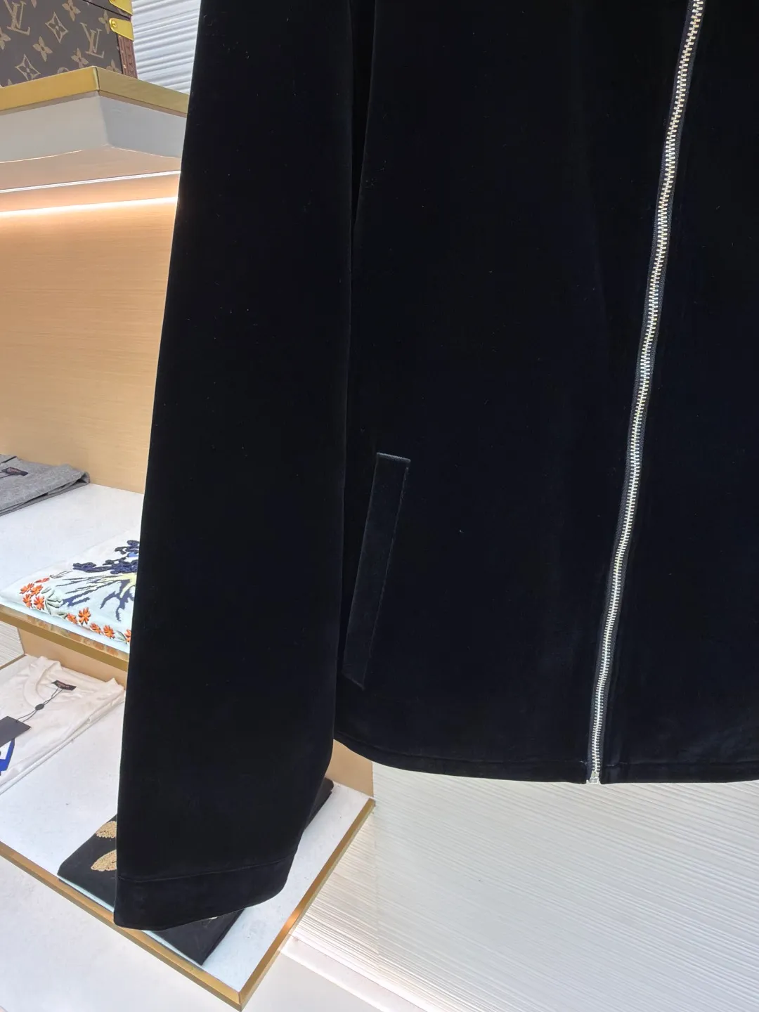 Prada triangle logo velvet jacket ●Original version: Purchased and developed for 22800 ●Item number: 1681803-B35 ●Fabric: soft mist velvet cotton fabric ●Technology: infrared positioning production ●Color: black ●Version: fitted version ●Weight: about 760 grams ●Size: S-M-L-XL ●Description: Customized soft mist velvet cotton Soft as clouds, comfortable and skin-friendly, with calm jet black as the main color Gradient luster appears under different lights. It converges like a lake in the middle of the night. The iconic enamel-coated metal triangle logo on the chest is the concentration of Prada’s century-old gene. The full-length metal zipper cuts the drape of velvet satin vertically, proving that high-end design is hidden in the details. There is no need to be exaggerated. The details speak for themselves. The low-key publicity is engraved in the bones, giving every turn a sense of high-end symbols. The imported special machine infrared positioning "Prada Triangle Logo" is used to position it more accurately. Firm and strong, the template machine opens the bag. The preset template guides the position, shape and size of the bag. The accuracy ensures the quality of the bag opening effect. The fabrics have been carefully washed. It has a better hand feel and texture. It is not easy to deform, not easy to shrink, not easy to fade, and maintains long-term beauty. The overall wiring is straight and delicate, the fabric is comfortable and soft, and the color is consistent without color difference. It can be matched with the same style to create a fashionable look and control various occasions. Customized accessories, complete with three standards, same style for men and women!
