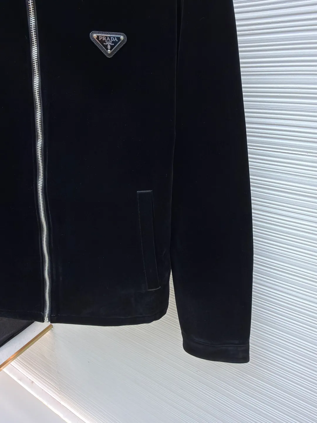 Prada triangle logo velvet jacket ●Original version: Purchased and developed for 22800 ●Item number: 1681803-B35 ●Fabric: soft mist velvet cotton fabric ●Technology: infrared positioning production ●Color: black ●Version: fitted version ●Weight: about 760 grams ●Size: S-M-L-XL ●Description: Customized soft mist velvet cotton Soft as clouds, comfortable and skin-friendly, with calm jet black as the main color Gradient luster appears under different lights. It converges like a lake in the middle of the night. The iconic enamel-coated metal triangle logo on the chest is the concentration of Prada’s century-old gene. The full-length metal zipper cuts the drape of velvet satin vertically, proving that high-end design is hidden in the details. There is no need to be exaggerated. The details speak for themselves. The low-key publicity is engraved in the bones, giving every turn a sense of high-end symbols. The imported special machine infrared positioning "Prada Triangle Logo" is used to position it more accurately. Firm and strong, the template machine opens the bag. The preset template guides the position, shape and size of the bag. The accuracy ensures the quality of the bag opening effect. The fabrics have been carefully washed. It has a better hand feel and texture. It is not easy to deform, not easy to shrink, not easy to fade, and maintains long-term beauty. The overall wiring is straight and delicate, the fabric is comfortable and soft, and the color is consistent without color difference. It can be matched with the same style to create a fashionable look and control various occasions. Customized accessories, complete with three standards, same style for men and women!