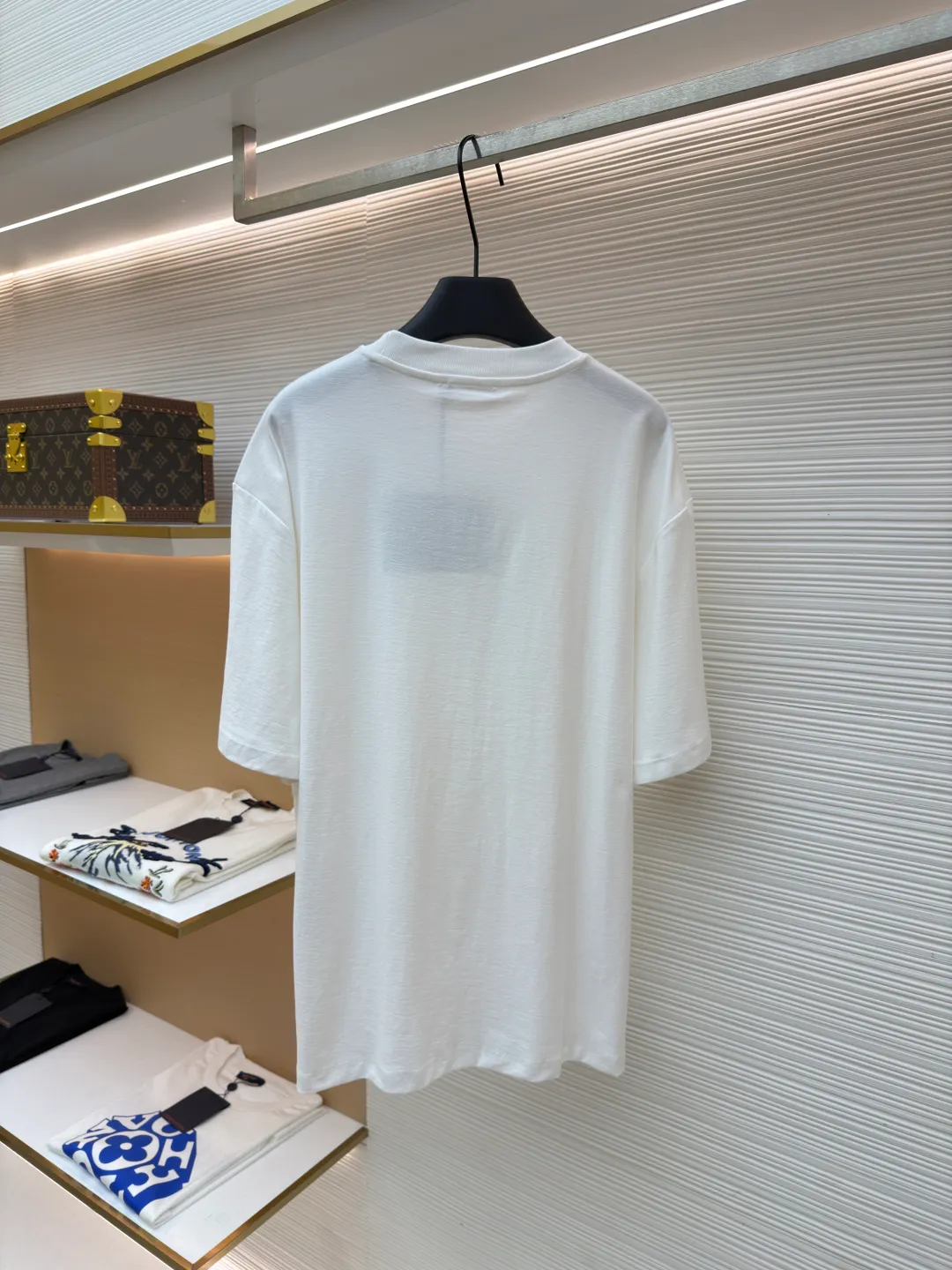 Prada terry embroidered short sleeves ●Original version: Purchased and developed for 10700 ●Item number: 1682424-X95 ●Fabric: double-woven satin fabric ●Technology: terry embroidered production ●Color: white ●Version: Fitted version ●Weight: about 265 grams ●Size: S-M-L-XL ●Description: Customized dense double-woven satin with excellent texture, comfortable and flawless tones, pure and elegant Its ingenious and homogeneous towel embroidered Prada logo adds brand recognition without being complicated. It can lead the fashion trend with just one color and is a versatile item. Using towel embroidery technology, a traditional hand-made embroidery technology, the embroidery is carried out using needle methods and completed by changing the hooking action of a special machine head. The coils are interlocked one by one, thus bringing a towel-like texture and effect. The fabrics have been washed and have a better hand feel and texture. It is not easy to deform, shrink or fade, and maintains long-term beauty. The overall wiring is straight and delicate, the fabric is comfortable and soft, and the color is consistent without color difference. It can be matched with the same style to create a fashionable look and control various occasions. Customized accessories, complete with three standards, same style for men and women!