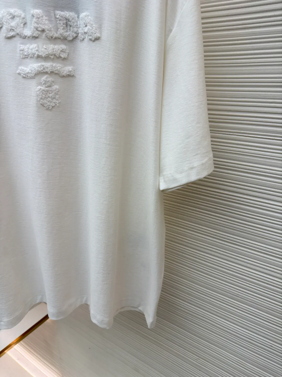 Prada terry embroidered short sleeves ●Original version: Purchased and developed for 10700 ●Item number: 1682424-X95 ●Fabric: double-woven satin fabric ●Technology: terry embroidered production ●Color: white ●Version: Fitted version ●Weight: about 265 grams ●Size: S-M-L-XL ●Description: Customized dense double-woven satin with excellent texture, comfortable and flawless tones, pure and elegant Its ingenious and homogeneous towel embroidered Prada logo adds brand recognition without being complicated. It can lead the fashion trend with just one color and is a versatile item. Using towel embroidery technology, a traditional hand-made embroidery technology, the embroidery is carried out using needle methods and completed by changing the hooking action of a special machine head. The coils are interlocked one by one, thus bringing a towel-like texture and effect. The fabrics have been washed and have a better hand feel and texture. It is not easy to deform, shrink or fade, and maintains long-term beauty. The overall wiring is straight and delicate, the fabric is comfortable and soft, and the color is consistent without color difference. It can be matched with the same style to create a fashionable look and control various occasions. Customized accessories, complete with three standards, same style for men and women!
