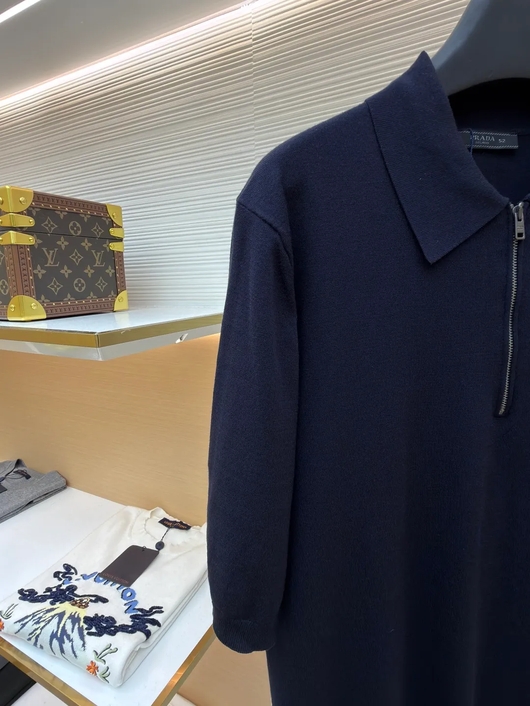 Prada embroidered woolen zipper Polo shirt ●Original version: Purchased and developed for 14200 ●Item number: 1682421-A50 ●Fabric: Custom-woven velvet fabric ●Technology: Woolen production ●Color: Navy blue ●Version: Fitted version ●Weight: about 255 grams ●Size: 48-50-52-54 ●Description: 18-needle German woven velvet 80 ultra-fine wool After 8 layers of anti-pilling treatment, it is comfortable, breathable, crisp and stylish. The iconic Prada embroidery logo is embellished on the front. It is sublimated by combining the logo sweater and the zippered Polo shirt. The three-dimensional silhouette optimizes the body proportions. Every strand of fiber contains a low-key luxury brilliance. The temperament is slim. The fashionable and versatile model uses imported machine embroidery technology. Use advanced computer control systems and sophisticated mechanical components to realize Prada embroidery operations with high precision and smooth and delicate lines. Using three-dimensional seam stitching, it uses a specific sewing method at the seams to make the clothes appear more three-dimensional and fit the body. The workmanship is cumbersome and complicated, and the ready-made clothes are washed with softening and deodorizing processes. The clothes are deeply cleaned and deodorized through professional washing equipment and specific detergents to improve the feel and appearance of the clothes. The overall wiring is straight and delicate, the fabric is comfortable and soft, and the color is consistent without color difference. It can be matched with the same style to create a fashionable look and control various occasions. Customized accessories, complete with three standards, same style for men and women!