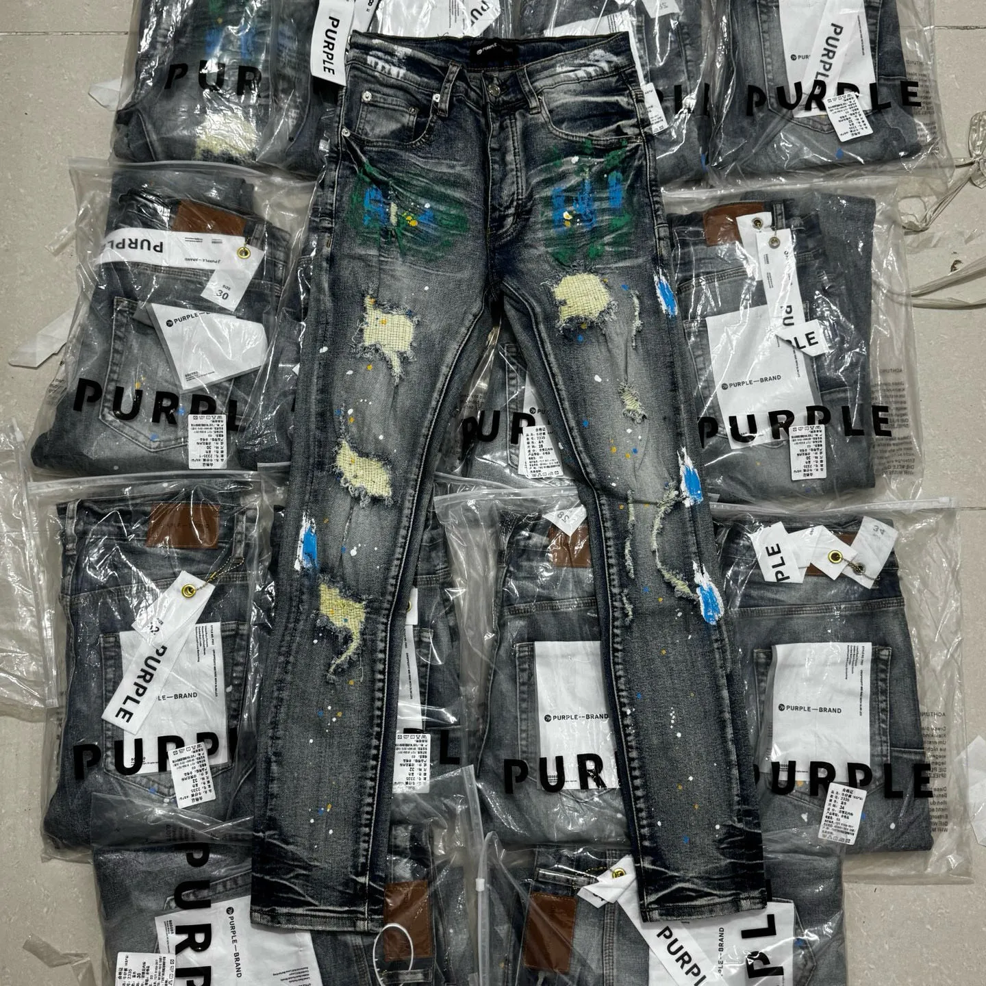 🅿️260 PU2 (the back pocket label will not be returned or exchanged once it is removed) Top foreign trade order Purple Brand ripped ink paint stretch skinny jeans, same style for men and women. Accessories: complete accessories, all in original packaging, two tags and two labels on the back pocket, distinguishing the low-end version on the outside, hardware and buckles are aligned, authentic original version with logo, aluminum alloy buckle, authentic printing inside the jeans pocket, every detail beats any version on the market Fabric: Genuine pattern-making and authentic custom-made imported fabrics using unique washing and dyeing methods, and individually hand-painted - hand-painted ripped micro-elastic jeans Size: 28 30 32 34 36