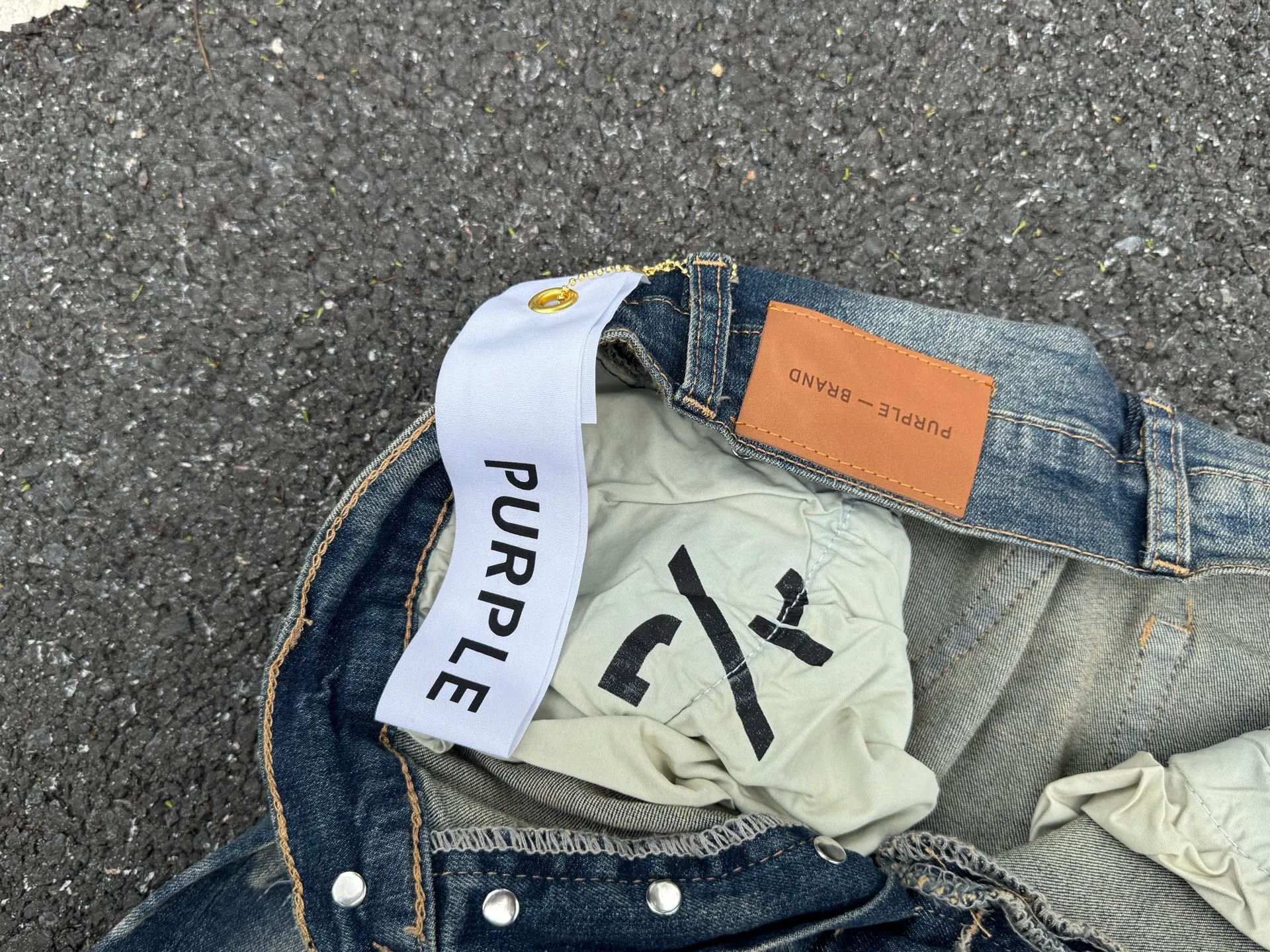 🅿️260 PU1 (the back pocket label will not be returned or exchanged once it is removed) Top foreign trade order Purple Brand ripped stretch skinny jeans, same style for men and women. Accessories: complete accessories, all in original packaging, two tags and two labels on the back pocket, distinguishing the low-end version on the outside, hardware and buckles are aligned, authentic original with logo, aluminum alloy buckle, authentic printing inside the jeans pocket, every detail is a hit with any version on the market Fabric: Genuine pattern-making and authentic custom-made imported fabrics using unique washing and dyeing methods, and individually hand-painted - hand-painted ripped micro-elastic jeans Size: 28 30 32 34 36