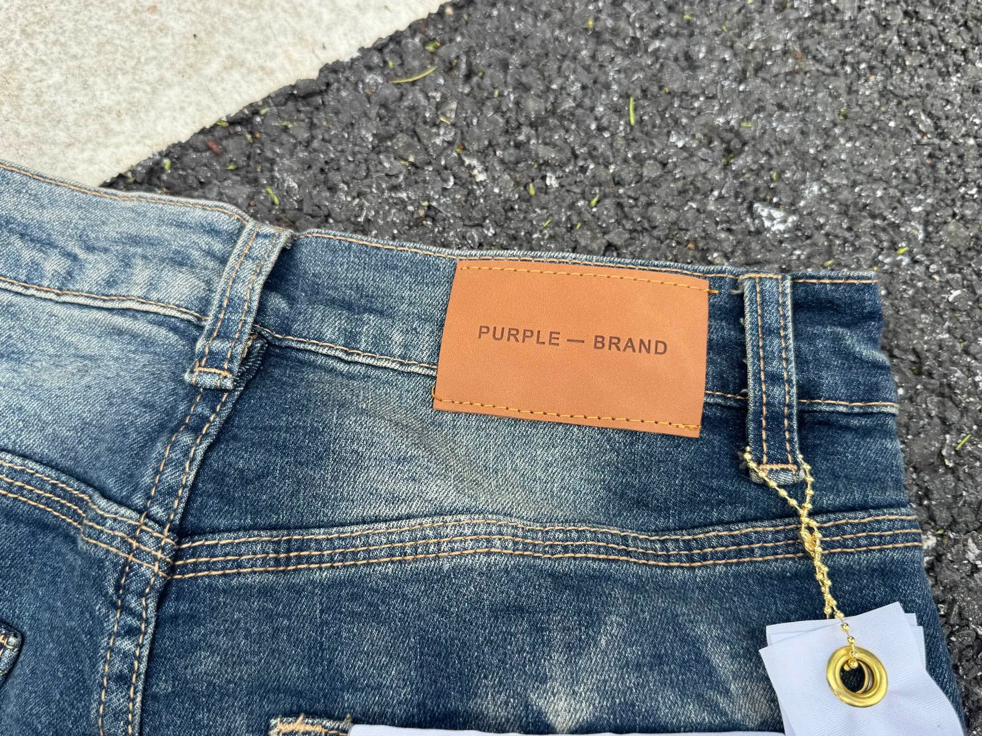 🅿️260 PU1 (the back pocket label will not be returned or exchanged once it is removed) Top foreign trade order Purple Brand ripped stretch skinny jeans, same style for men and women. Accessories: complete accessories, all in original packaging, two tags and two labels on the back pocket, distinguishing the low-end version on the outside, hardware and buckles are aligned, authentic original with logo, aluminum alloy buckle, authentic printing inside the jeans pocket, every detail is a hit with any version on the market Fabric: Genuine pattern-making and authentic custom-made imported fabrics using unique washing and dyeing methods, and individually hand-painted - hand-painted ripped micro-elastic jeans Size: 28 30 32 34 36