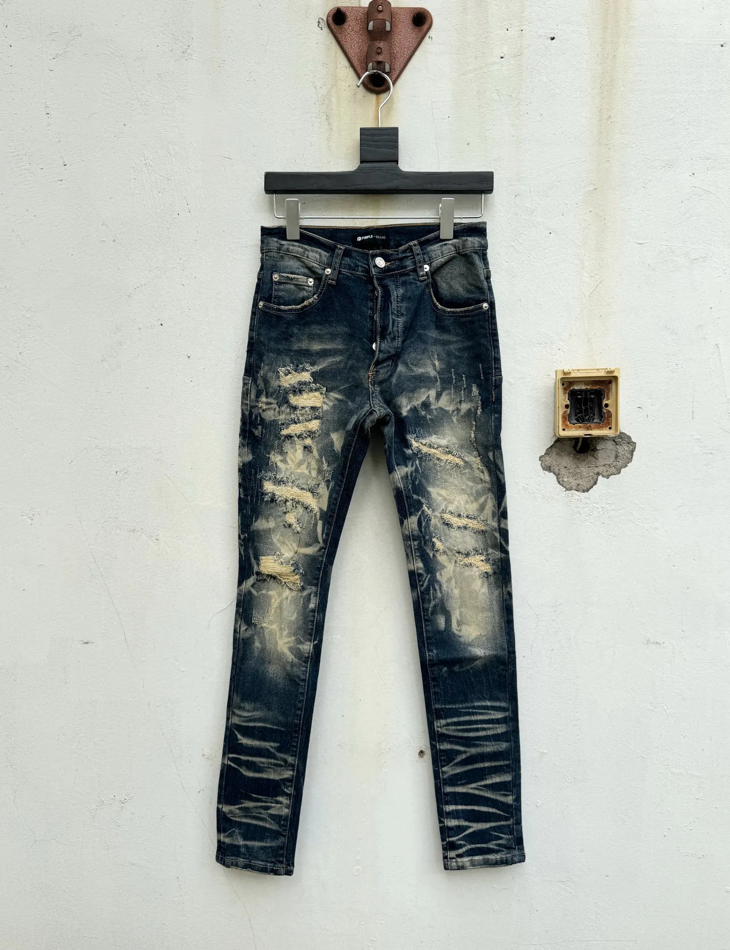 🅿️260 PU1 (the back pocket label will not be returned or exchanged once it is removed) Top foreign trade order Purple Brand ripped stretch skinny jeans, same style for men and women. Accessories: complete accessories, all in original packaging, two tags and two labels on the back pocket, distinguishing the low-end version on the outside, hardware and buckles are aligned, authentic original with logo, aluminum alloy buckle, authentic printing inside the jeans pocket, every detail is a hit with any version on the market Fabric: Genuine pattern-making and authentic custom-made imported fabrics using unique washing and dyeing methods, and individually hand-painted - hand-painted ripped micro-elastic jeans Size: 28 30 32 34 36