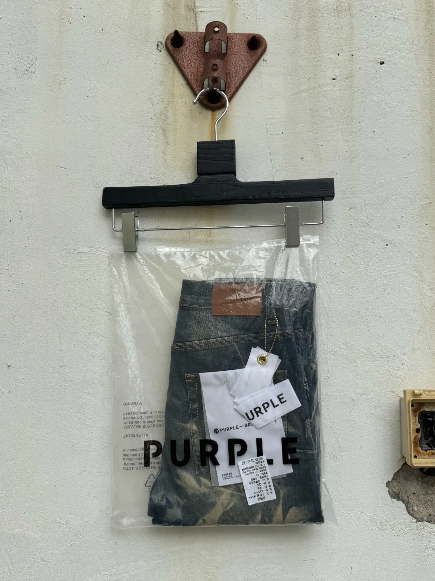 🅿️260 PU1 (the back pocket label will not be returned or exchanged once it is removed) Top foreign trade order Purple Brand ripped stretch skinny jeans, same style for men and women. Accessories: complete accessories, all in original packaging, two tags and two labels on the back pocket, distinguishing the low-end version on the outside, hardware and buckles are aligned, authentic original with logo, aluminum alloy buckle, authentic printing inside the jeans pocket, every detail is a hit with any version on the market Fabric: Genuine pattern-making and authentic custom-made imported fabrics using unique washing and dyeing methods, and individually hand-painted - hand-painted ripped micro-elastic jeans Size: 28 30 32 34 36