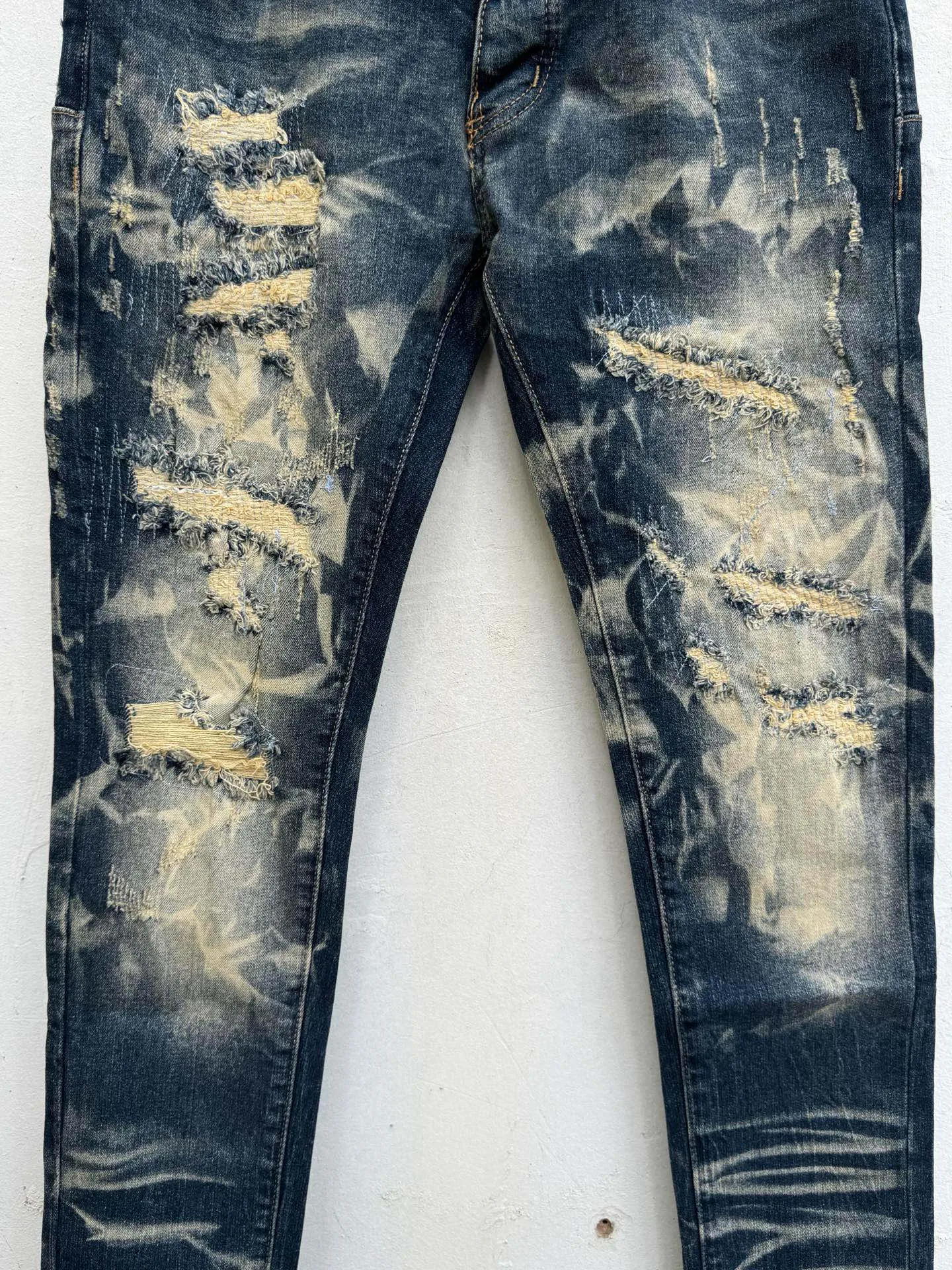 🅿️260 PU1 (the back pocket label will not be returned or exchanged once it is removed) Top foreign trade order Purple Brand ripped stretch skinny jeans, same style for men and women. Accessories: complete accessories, all in original packaging, two tags and two labels on the back pocket, distinguishing the low-end version on the outside, hardware and buckles are aligned, authentic original with logo, aluminum alloy buckle, authentic printing inside the jeans pocket, every detail is a hit with any version on the market Fabric: Genuine pattern-making and authentic custom-made imported fabrics using unique washing and dyeing methods, and individually hand-painted - hand-painted ripped micro-elastic jeans Size: 28 30 32 34 36