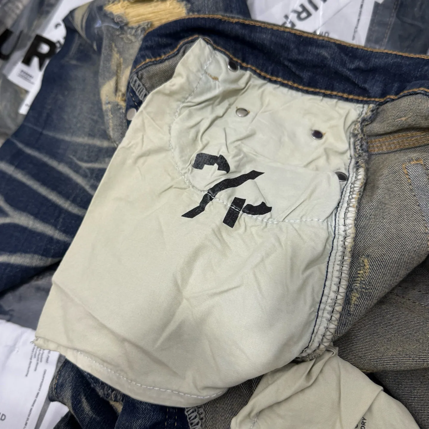 🅿️260 PU1 (the back pocket label will not be returned or exchanged once it is removed) Top foreign trade order Purple Brand ripped stretch skinny jeans, same style for men and women. Accessories: complete accessories, all in original packaging, two tags and two labels on the back pocket, distinguishing the low-end version on the outside, hardware and buckles are aligned, authentic original with logo, aluminum alloy buckle, authentic printing inside the jeans pocket, every detail is a hit with any version on the market Fabric: Genuine pattern-making and authentic custom-made imported fabrics using unique washing and dyeing methods, and individually hand-painted - hand-painted ripped micro-elastic jeans Size: 28 30 32 34 36