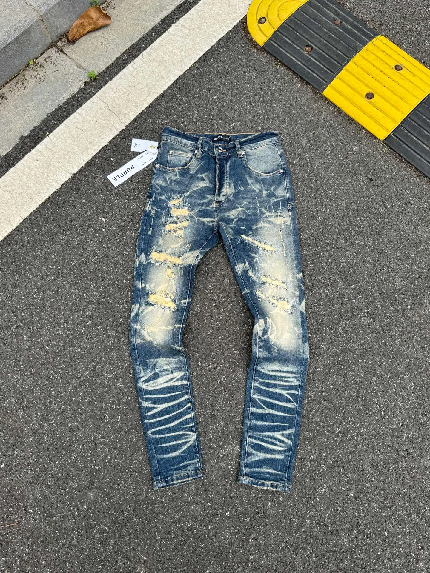 🅿️260 PU1 (the back pocket label will not be returned or exchanged once it is removed) Top foreign trade order Purple Brand ripped stretch skinny jeans, same style for men and women. Accessories: complete accessories, all in original packaging, two tags and two labels on the back pocket, distinguishing the low-end version on the outside, hardware and buckles are aligned, authentic original with logo, aluminum alloy buckle, authentic printing inside the jeans pocket, every detail is a hit with any version on the market Fabric: Genuine pattern-making and authentic custom-made imported fabrics using unique washing and dyeing methods, and individually hand-painted - hand-painted ripped micro-elastic jeans Size: 28 30 32 34 36