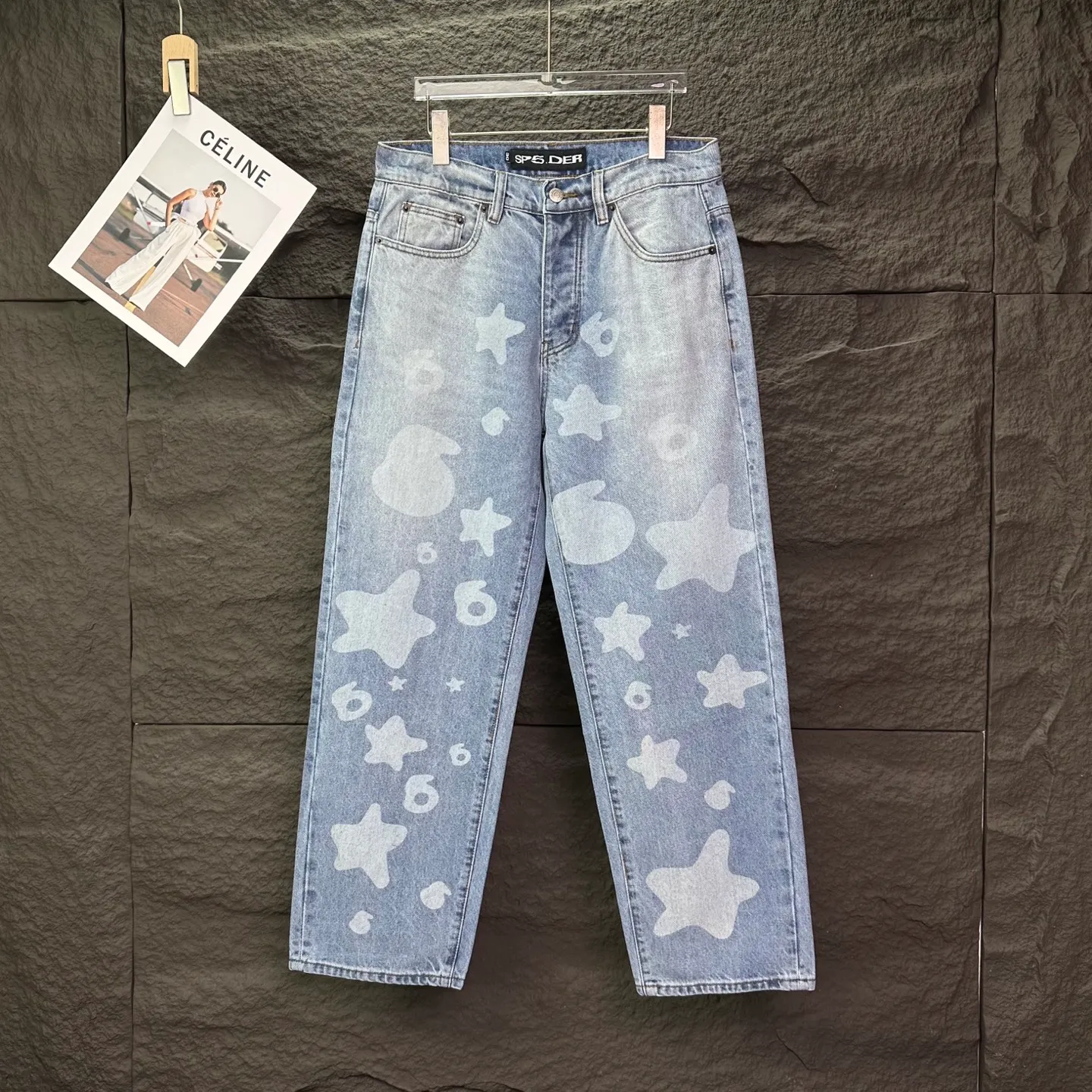 P210 Sp10der street fashion brand 2025 new white dark pattern big star print light blue washed distressed couple style loose straight jeans 🔥High version🔥High version🔥 Top ceiling quality Styles with different washed textures are very friendly to people with thin legs and thick legs. The straight and loose version is very flattering to the leg shape. Moderate length that never goes out of style, easy and casual to match, basic styling for various styles, a must-have in the wardrobe! The fabric is stiff but also makes the upper body soft without losing texture. The washing process is even more perfect. It is a must-have item for everyone! ! ! Washed wheat, hang tag, pants label, complete with three labels Color: light blue Size: 28, 30, 32, 34, 36 (five sizes)