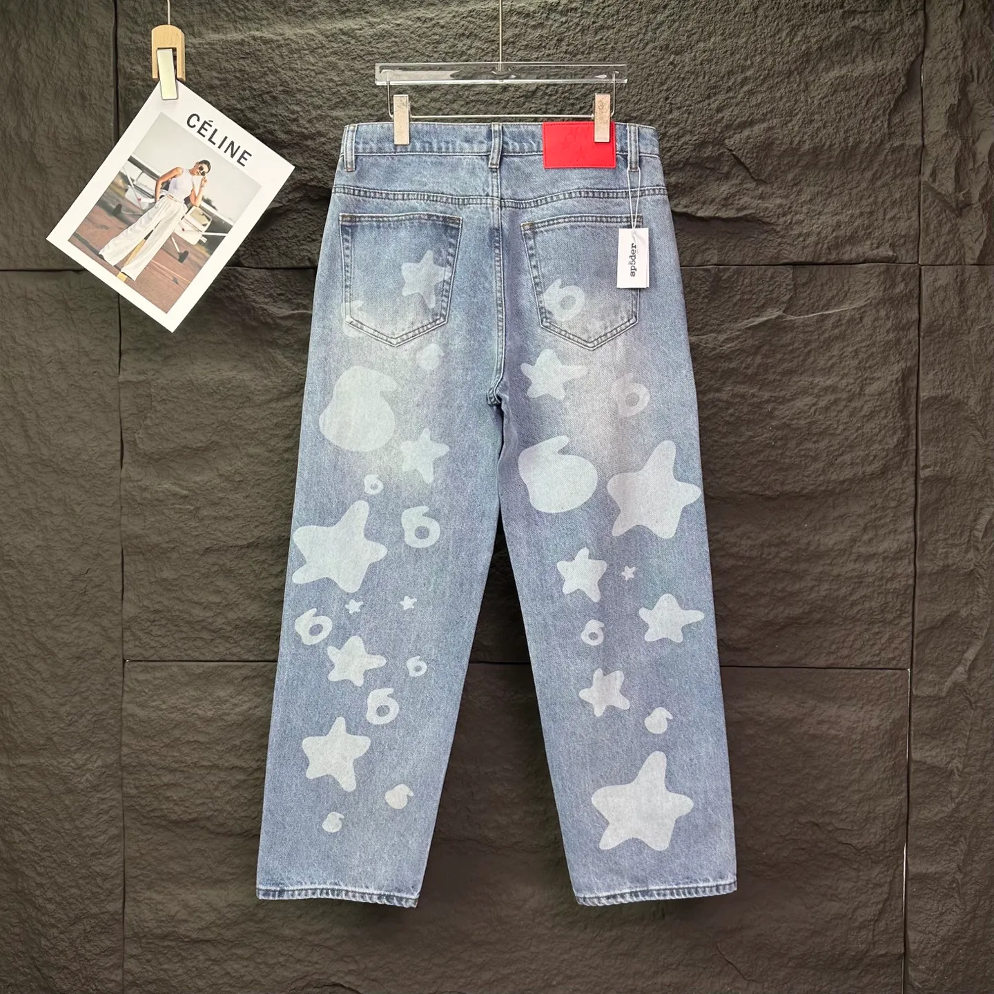 P210 Sp10der street fashion brand 2025 new white dark pattern big star print light blue washed distressed couple style loose straight jeans 🔥High version🔥High version🔥 Top ceiling quality Styles with different washed textures are very friendly to people with thin legs and thick legs. The straight and loose version is very flattering to the leg shape. Moderate length that never goes out of style, easy and casual to match, basic styling for various styles, a must-have in the wardrobe! The fabric is stiff but also makes the upper body soft without losing texture. The washing process is even more perfect. It is a must-have item for everyone! ! ! Washed wheat, hang tag, pants label, complete with three labels Color: light blue Size: 28, 30, 32, 34, 36 (five sizes)