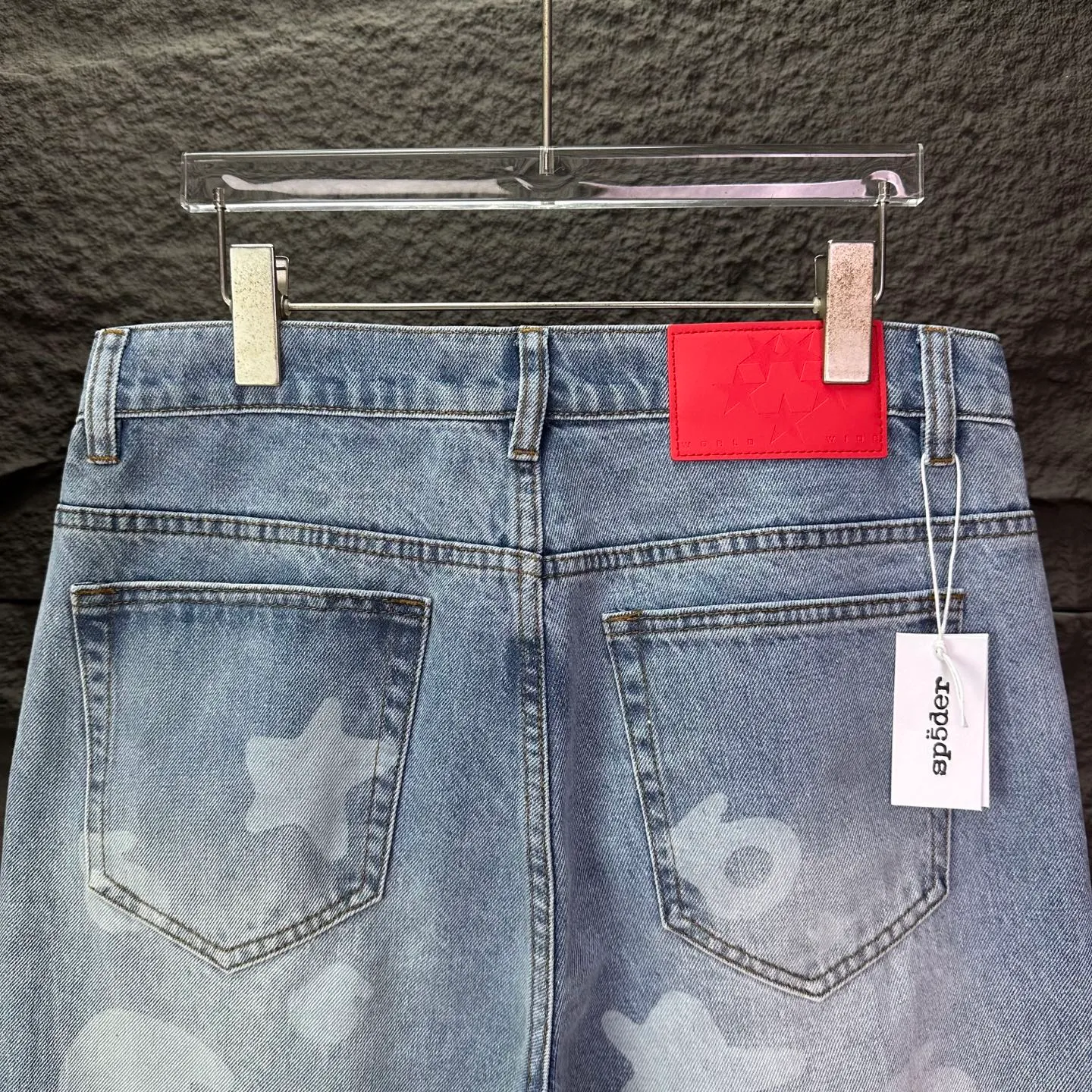 P210 Sp10der street fashion brand 2025 new white dark pattern big star print light blue washed distressed couple style loose straight jeans 🔥High version🔥High version🔥 Top ceiling quality Styles with different washed textures are very friendly to people with thin legs and thick legs. The straight and loose version is very flattering to the leg shape. Moderate length that never goes out of style, easy and casual to match, basic styling for various styles, a must-have in the wardrobe! The fabric is stiff but also makes the upper body soft without losing texture. The washing process is even more perfect. It is a must-have item for everyone! ! ! Washed wheat, hang tag, pants label, complete with three labels Color: light blue Size: 28, 30, 32, 34, 36 (five sizes)