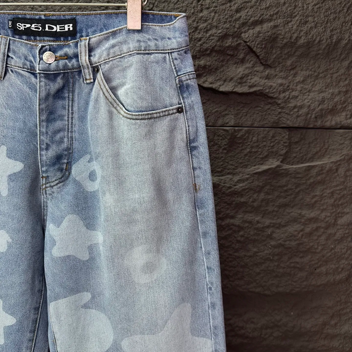 P210 Sp10der street fashion brand 2025 new white dark pattern big star print light blue washed distressed couple style loose straight jeans 🔥High version🔥High version🔥 Top ceiling quality Styles with different washed textures are very friendly to people with thin legs and thick legs. The straight and loose version is very flattering to the leg shape. Moderate length that never goes out of style, easy and casual to match, basic styling for various styles, a must-have in the wardrobe! The fabric is stiff but also makes the upper body soft without losing texture. The washing process is even more perfect. It is a must-have item for everyone! ! ! Washed wheat, hang tag, pants label, complete with three labels Color: light blue Size: 28, 30, 32, 34, 36 (five sizes)