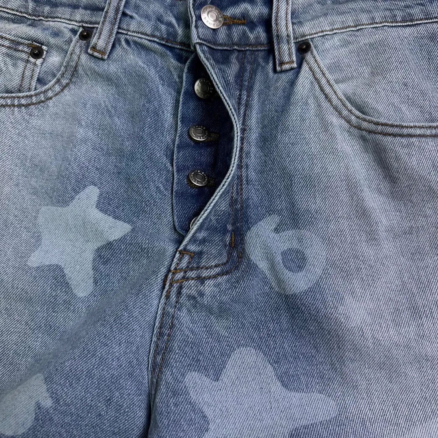 P210 Sp10der street fashion brand 2025 new white dark pattern big star print light blue washed distressed couple style loose straight jeans 🔥High version🔥High version🔥 Top ceiling quality Styles with different washed textures are very friendly to people with thin legs and thick legs. The straight and loose version is very flattering to the leg shape. Moderate length that never goes out of style, easy and casual to match, basic styling for various styles, a must-have in the wardrobe! The fabric is stiff but also makes the upper body soft without losing texture. The washing process is even more perfect. It is a must-have item for everyone! ! ! Washed wheat, hang tag, pants label, complete with three labels Color: light blue Size: 28, 30, 32, 34, 36 (five sizes)