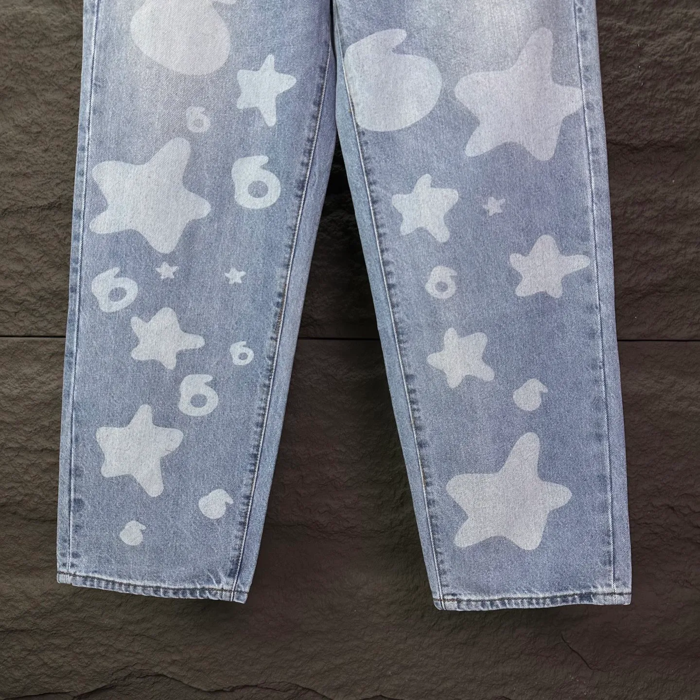 P210 Sp10der street fashion brand 2025 new white dark pattern big star print light blue washed distressed couple style loose straight jeans 🔥High version🔥High version🔥 Top ceiling quality Styles with different washed textures are very friendly to people with thin legs and thick legs. The straight and loose version is very flattering to the leg shape. Moderate length that never goes out of style, easy and casual to match, basic styling for various styles, a must-have in the wardrobe! The fabric is stiff but also makes the upper body soft without losing texture. The washing process is even more perfect. It is a must-have item for everyone! ! ! Washed wheat, hang tag, pants label, complete with three labels Color: light blue Size: 28, 30, 32, 34, 36 (five sizes)