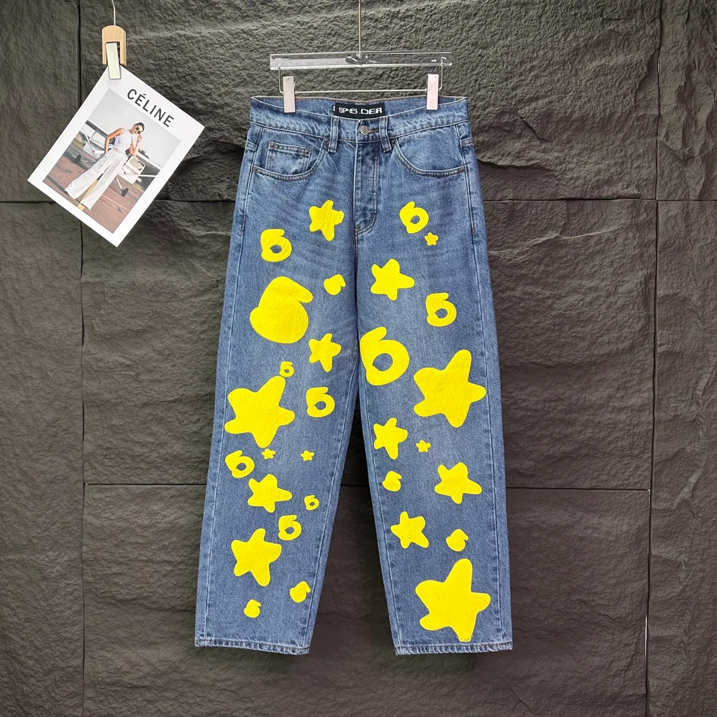 P240 Sp10der street fashion brand 2025 new yellow big star printed washed and distressed couple style loose straight jeans 🔥High version🔥High version🔥 Top ceiling quality Styles with different washed textures are very friendly to people with thin legs and thick legs. The straight and loose version is very flattering. Moderate length that never goes out of style, easy to match with casually, basic styling for various styles, a must-have in the wardrobe! The fabric is stiff but also makes the upper body soft without losing texture. The washing process is even more perfect. It is a must-have item for everyone! ! ! Washed wheat, hang tag, pants label, three complete labels, color: blue, size: 28, 30, 32, 34, 36 (five sizes)